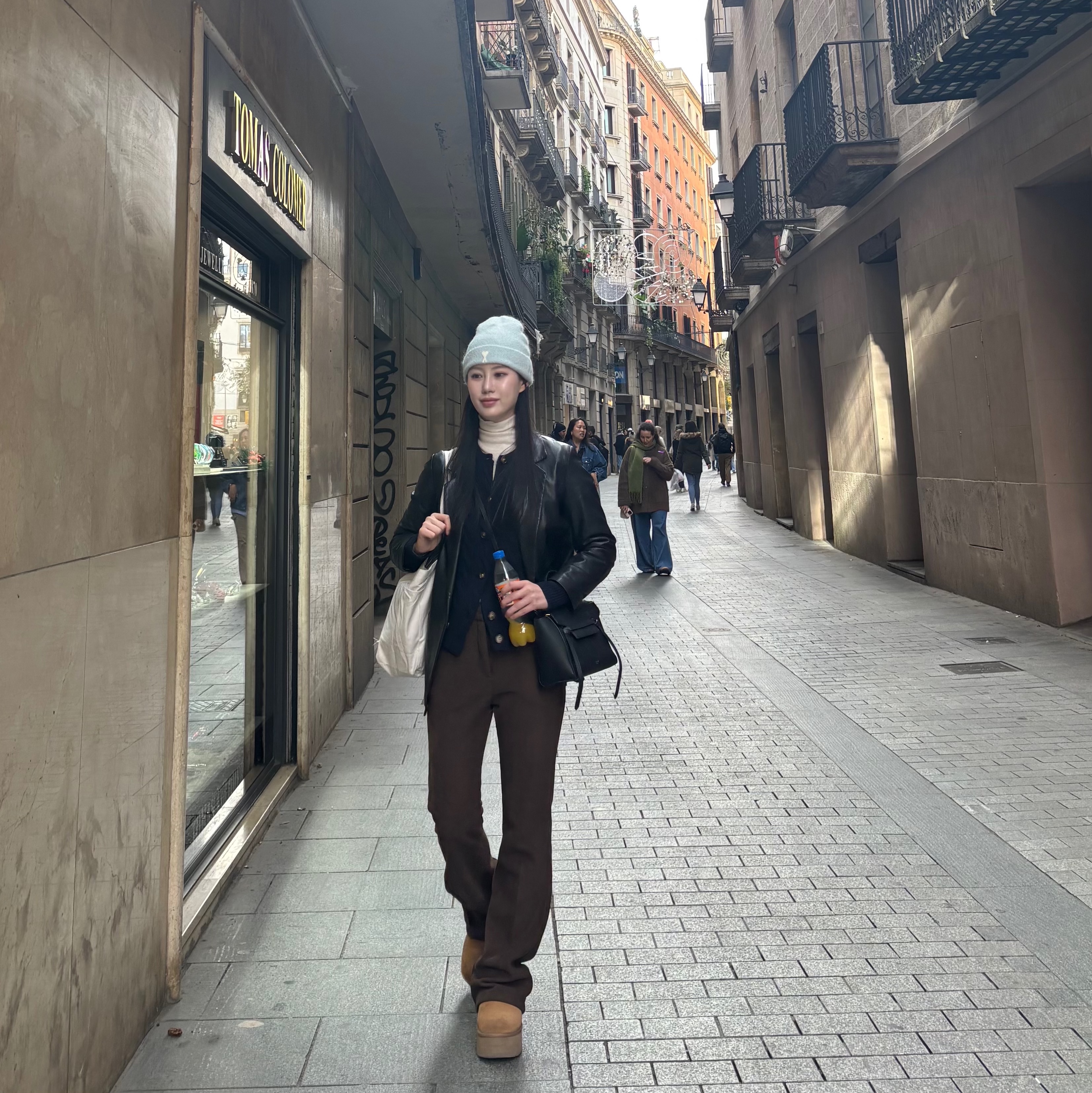 AMI de Coeur Cloudy Wool Beanie Aquamarine Ivory, (W) UGG Classic Ultra Mini Platform Boots Chestnut 착용 스타일 - 2