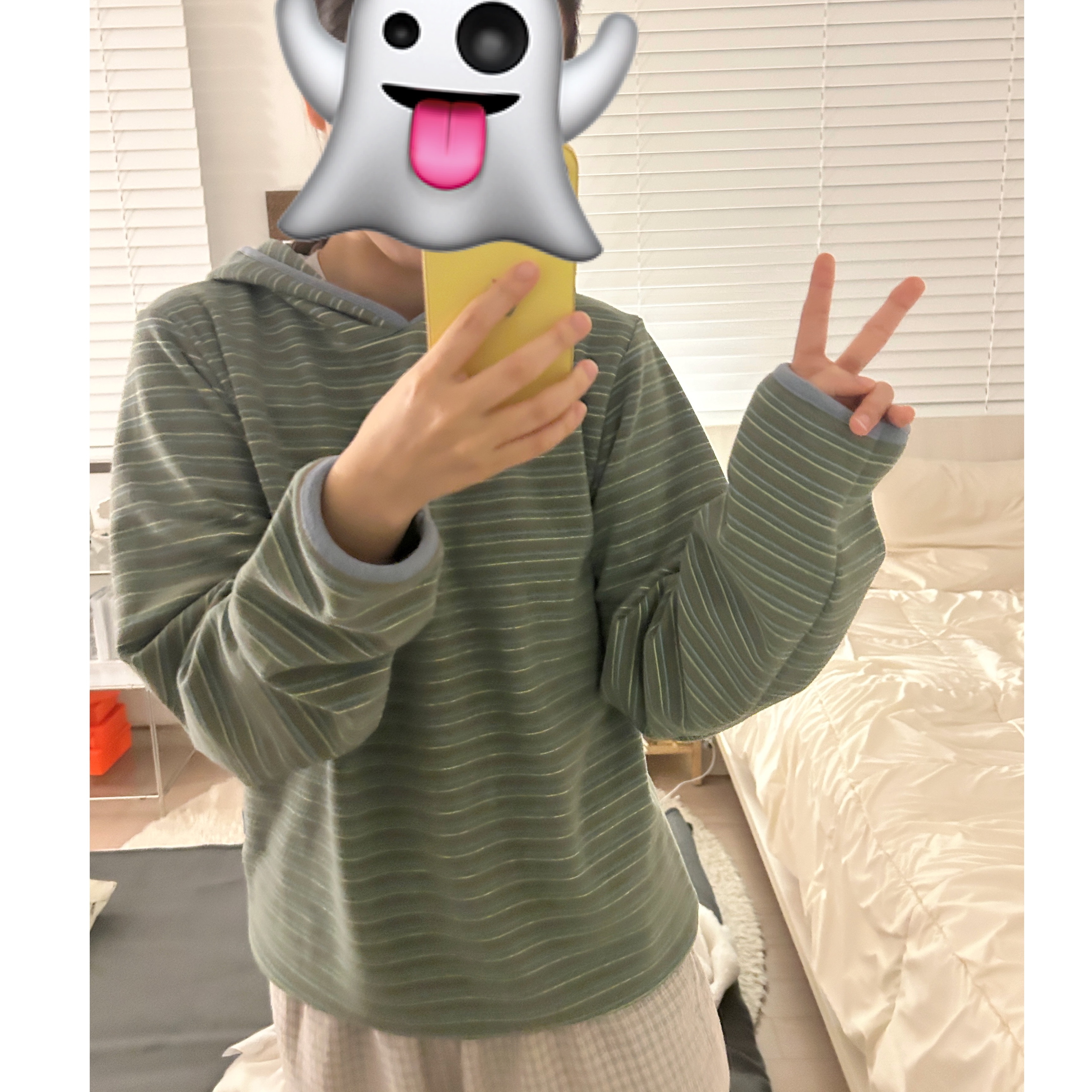 SUNNECT Stripe Taped Hoodie Moss 착용 스타일