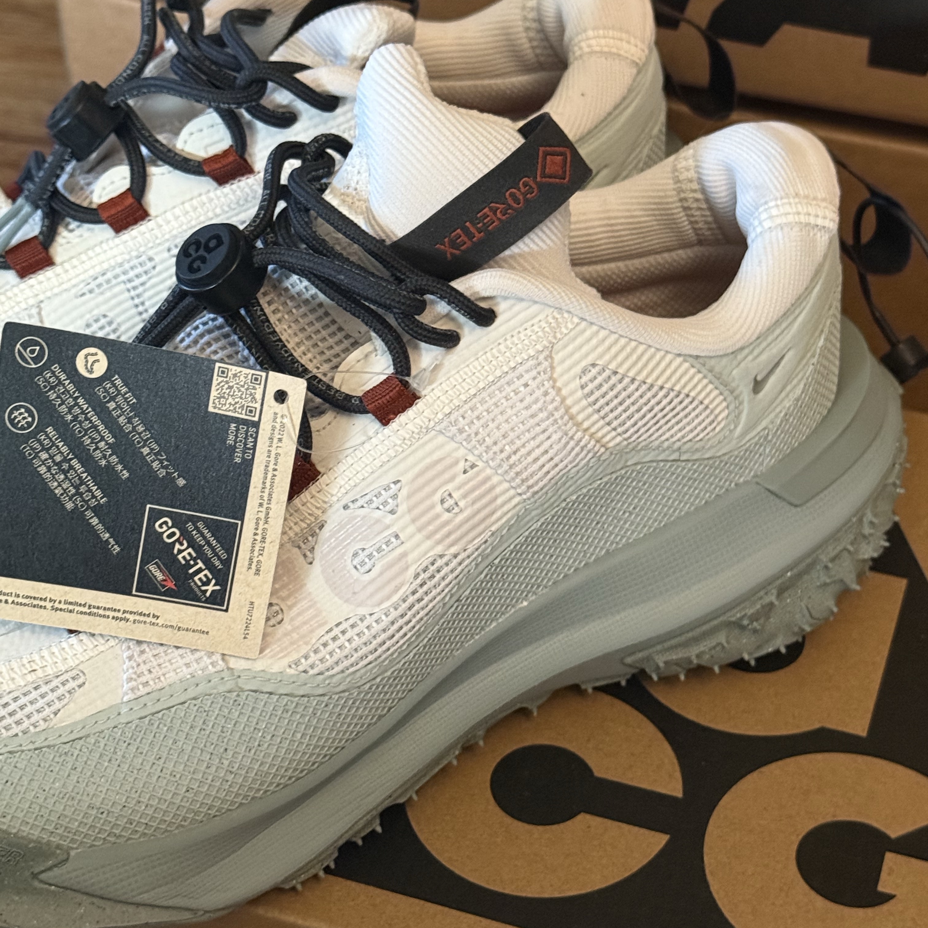 Nike ACG Mountain Fly 2 Low Gore-Tex Phantom Dark Smoke Grey 착용 스타일