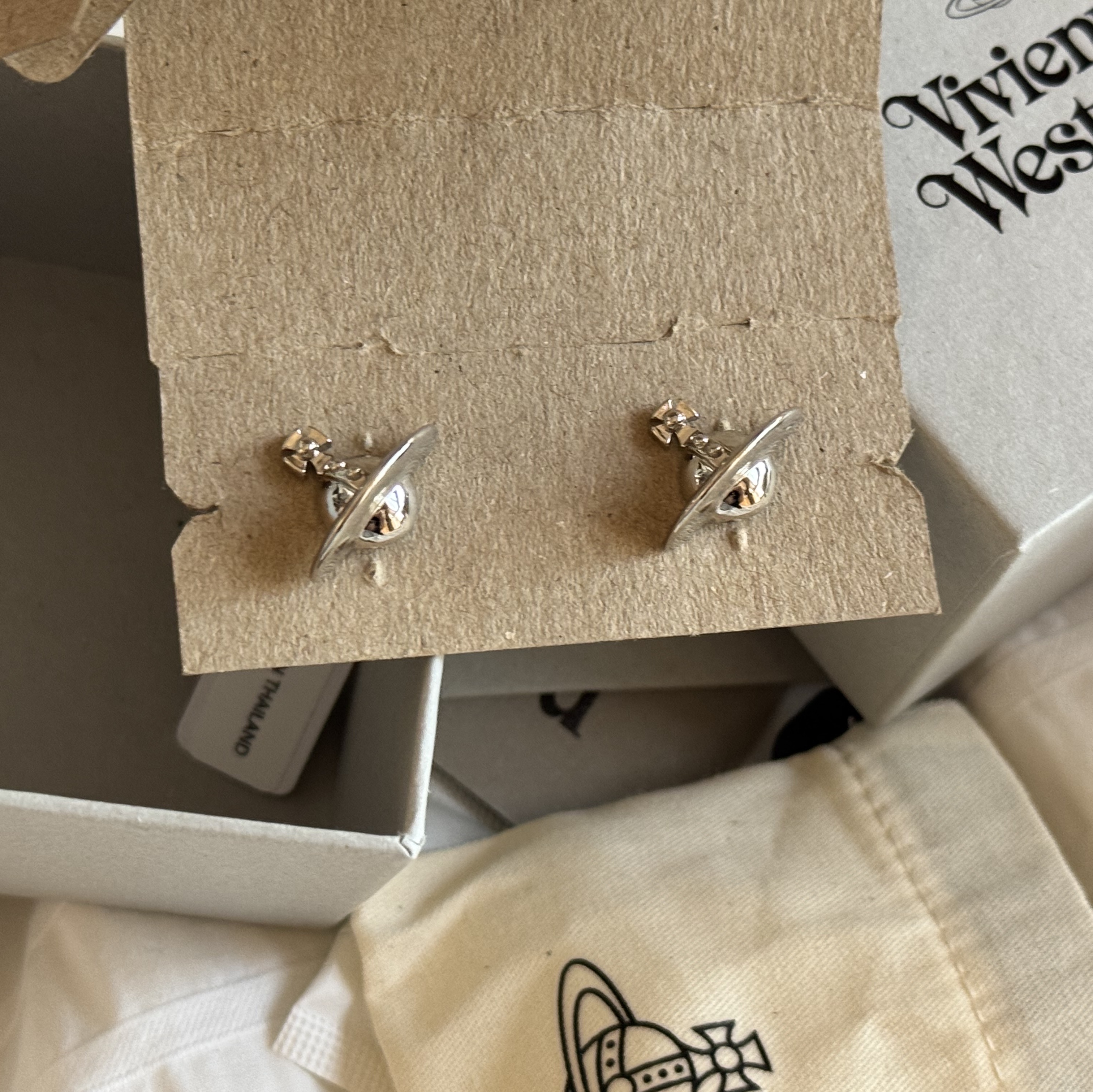 (W) Vivienne Westwood Solid Orb Earrings Silver 착용 스타일 - 4