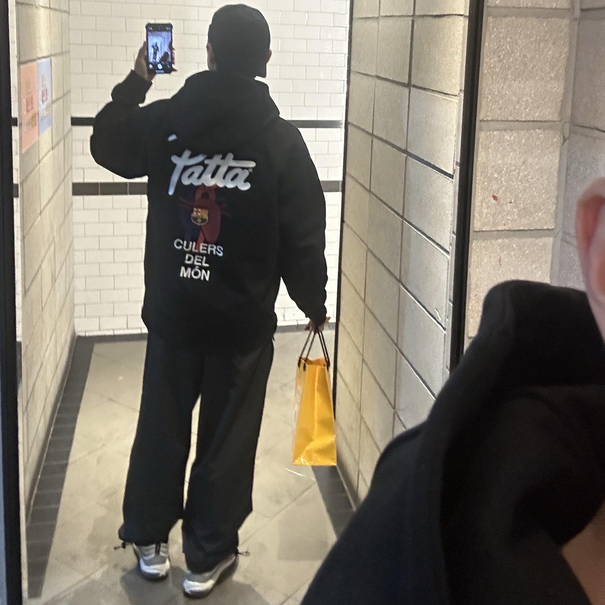Nike x Patta x FC Barcelona Solo Swoosh Hoodie Culers del Món (FD4147-010), Nike Air Max 97 OG Silver Bullet 2022 착용 스타일 - 2