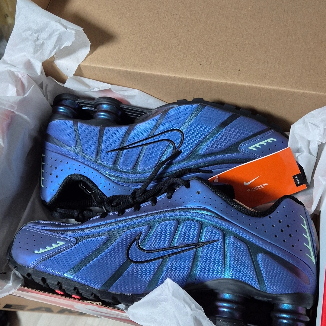 Nike Shox R4 Black and Hot Punch, Uniqlo UT x Kaws x Warhol Sweatpants Black 착용 스타일 - 1