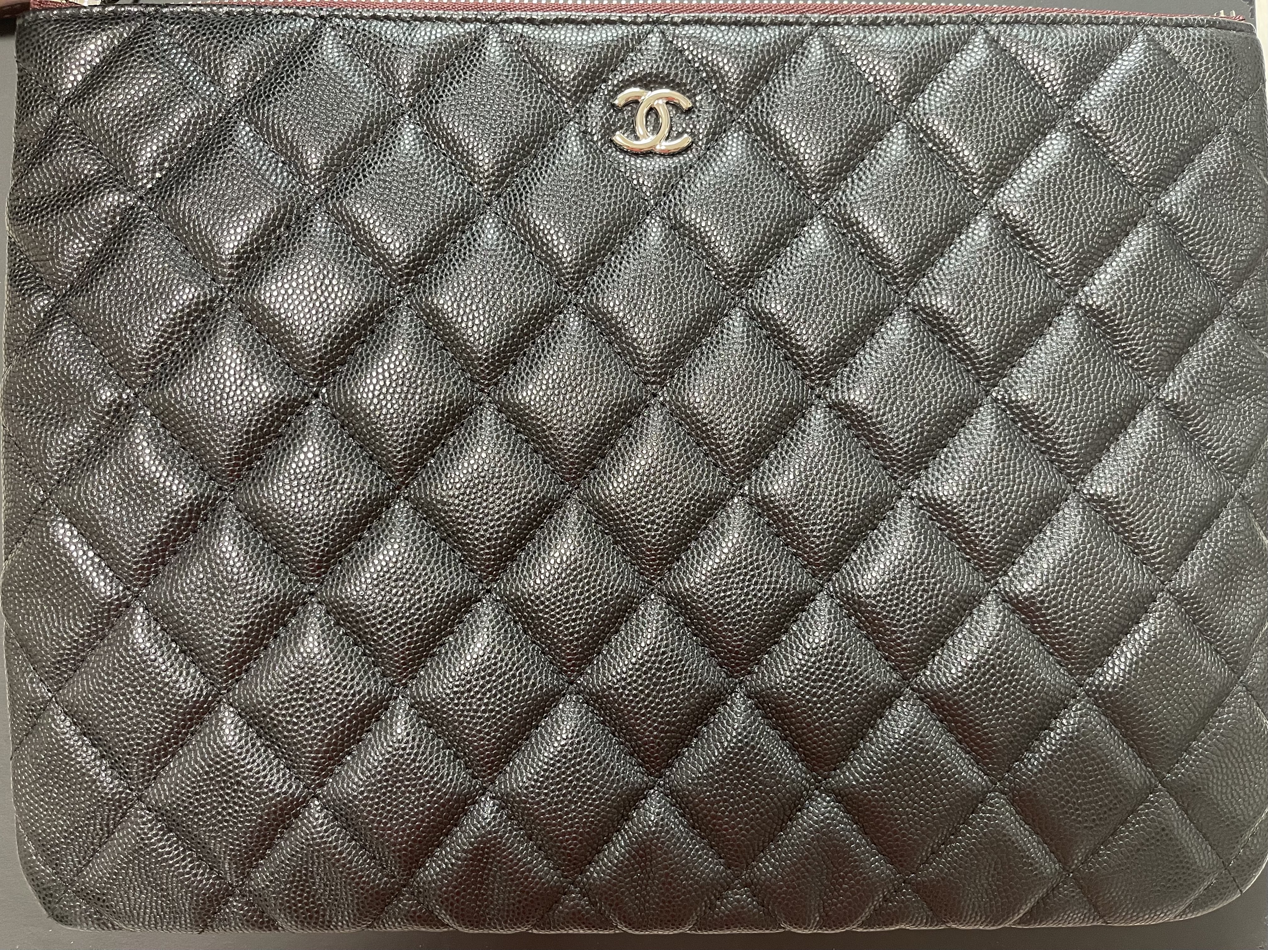 Chanel Medium Classic Pouch Grained Calfskin & Silver Black 착용 스타일 - 2
