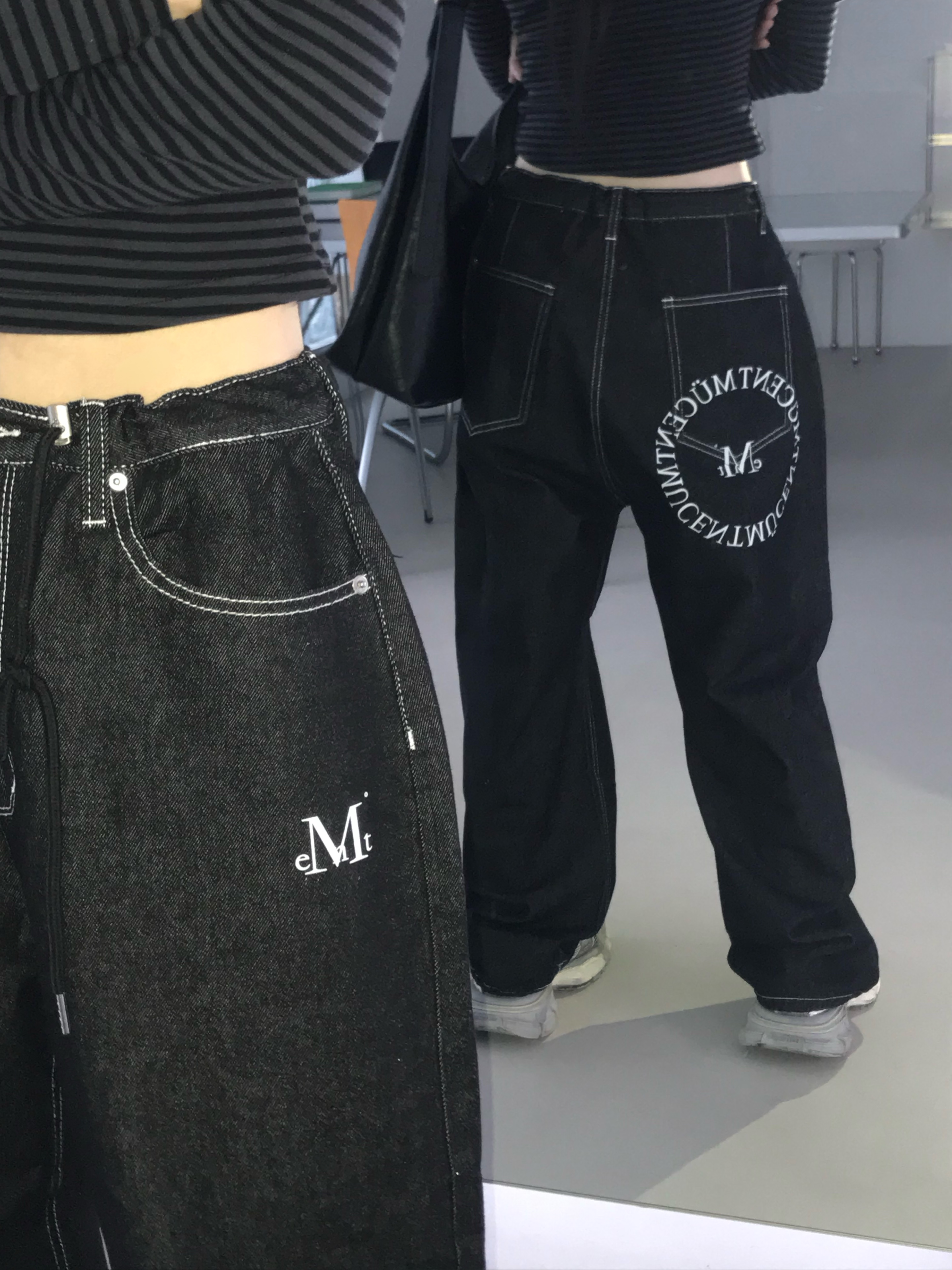 MUCENT Emma V-Neck Stripe Long Sleeve T Charcoal-Black, MUCENT Signature Arc Back Logo Denim Pants Black 착용 스타일 - 2