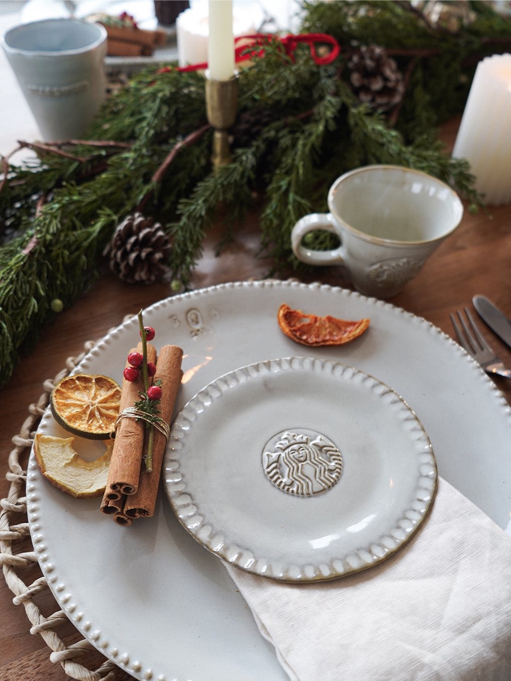 Starbucks x Yarnnakarn Mermaid Plate, Starbucks x Yarnnakarn Mermaid Cafe (Set of 3) 착용 스타일
