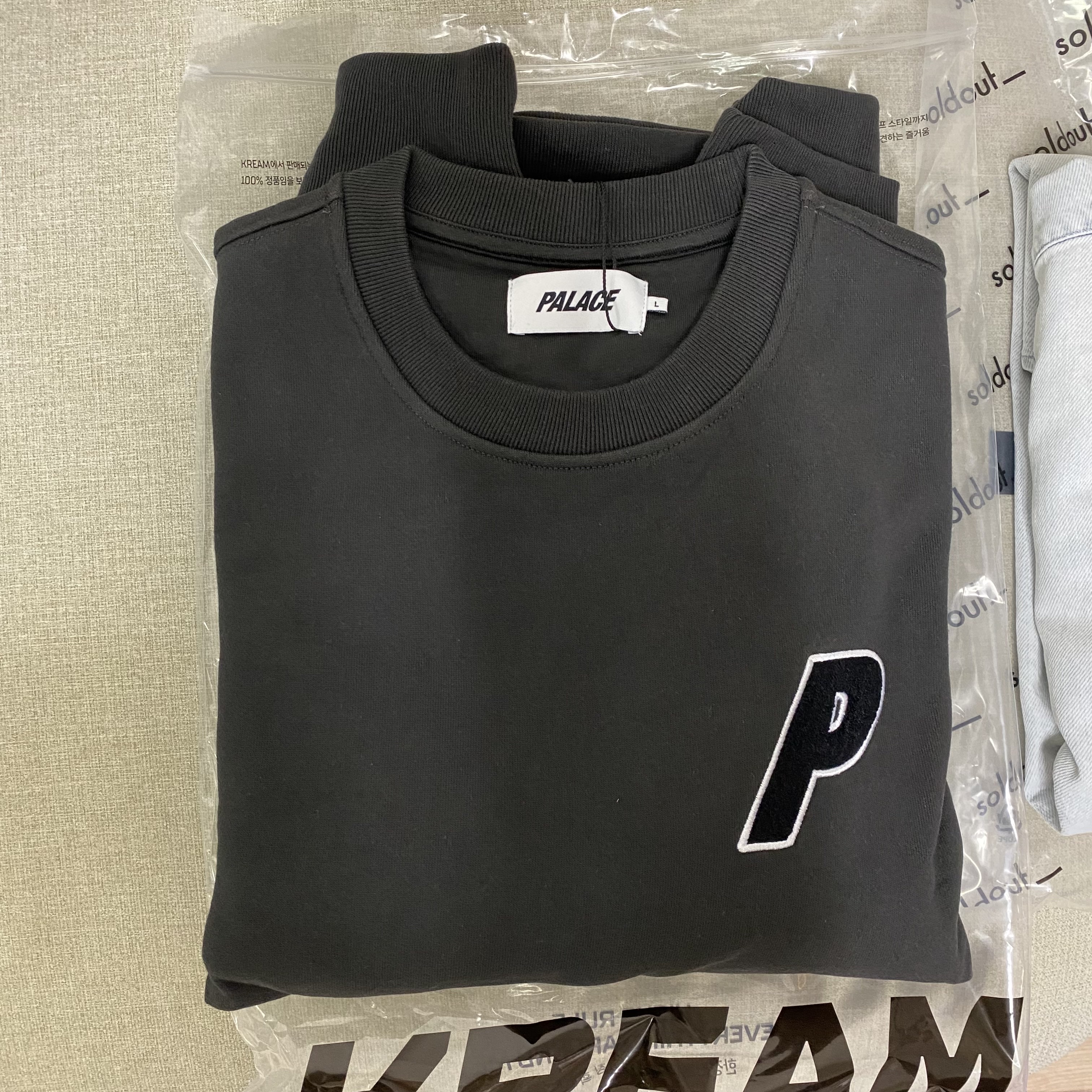 Palace Chenille Tri-Ferg Crew Black - 24FW 착용 스타일