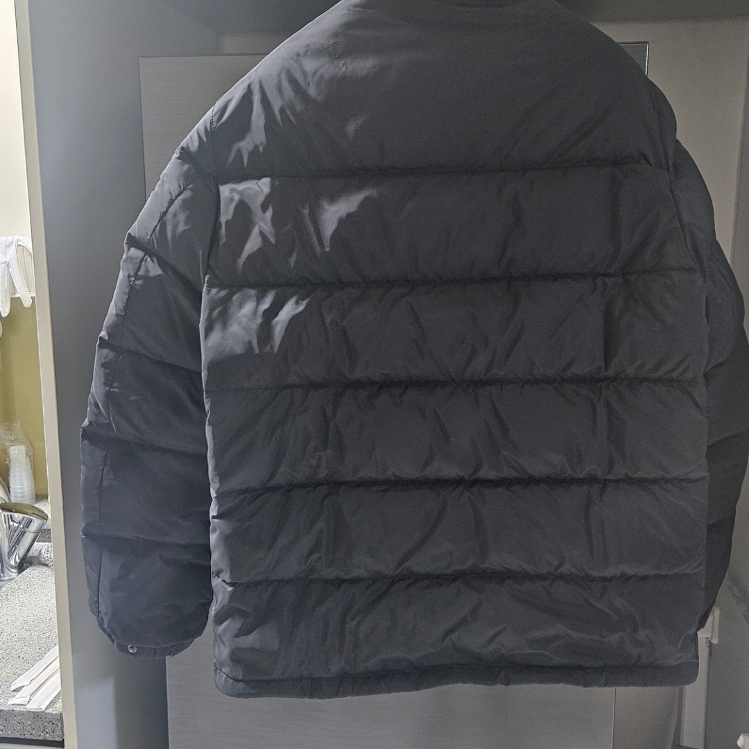 Prada Triangle Logo Down Jacket Black 착용 스타일 - 2