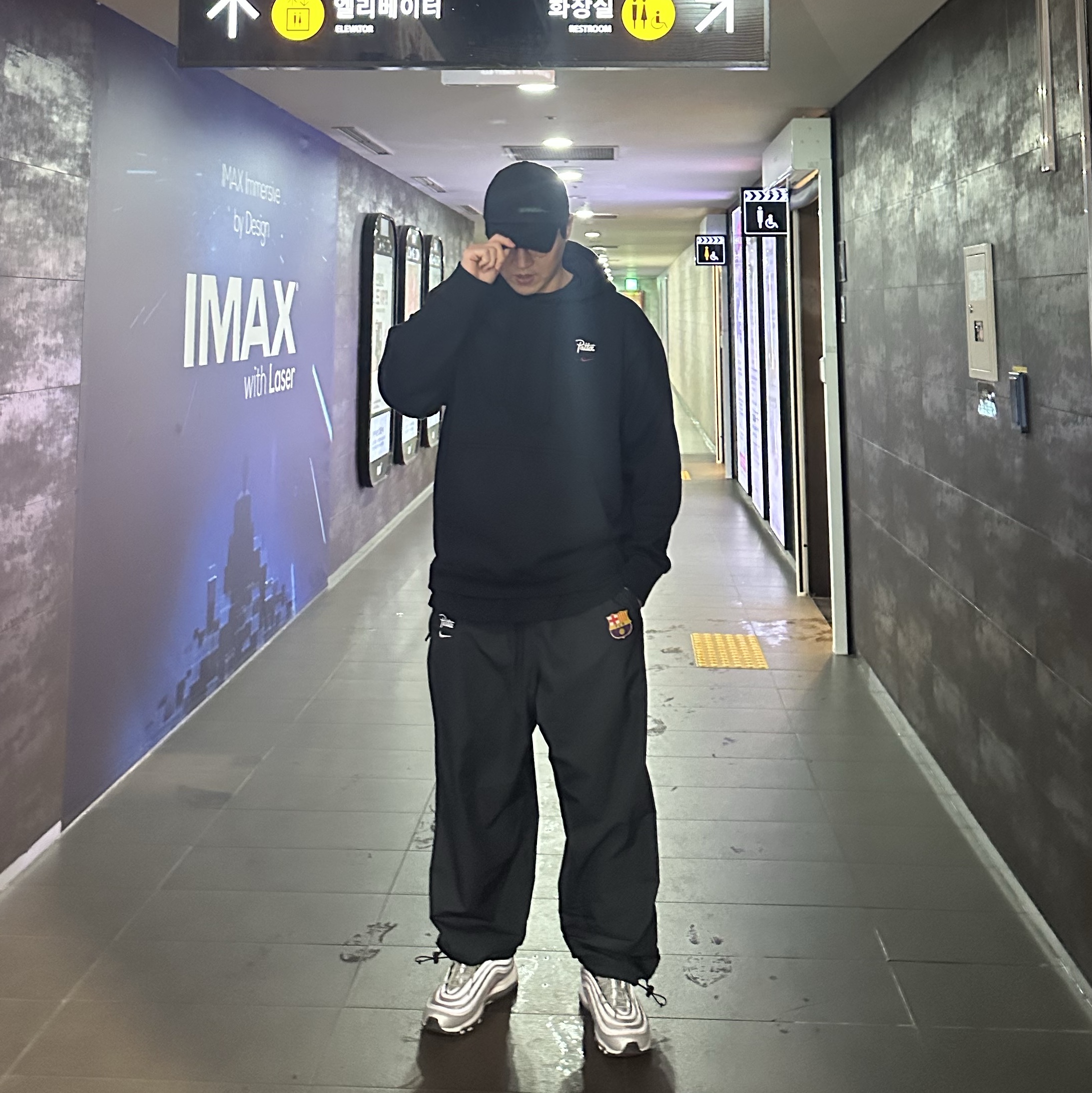Nike x Patta x FC Barcelona Solo Swoosh Hoodie Culers del Món (FD4147-010), Nike Air Max 97 OG Silver Bullet 2022 착용 스타일 - 1