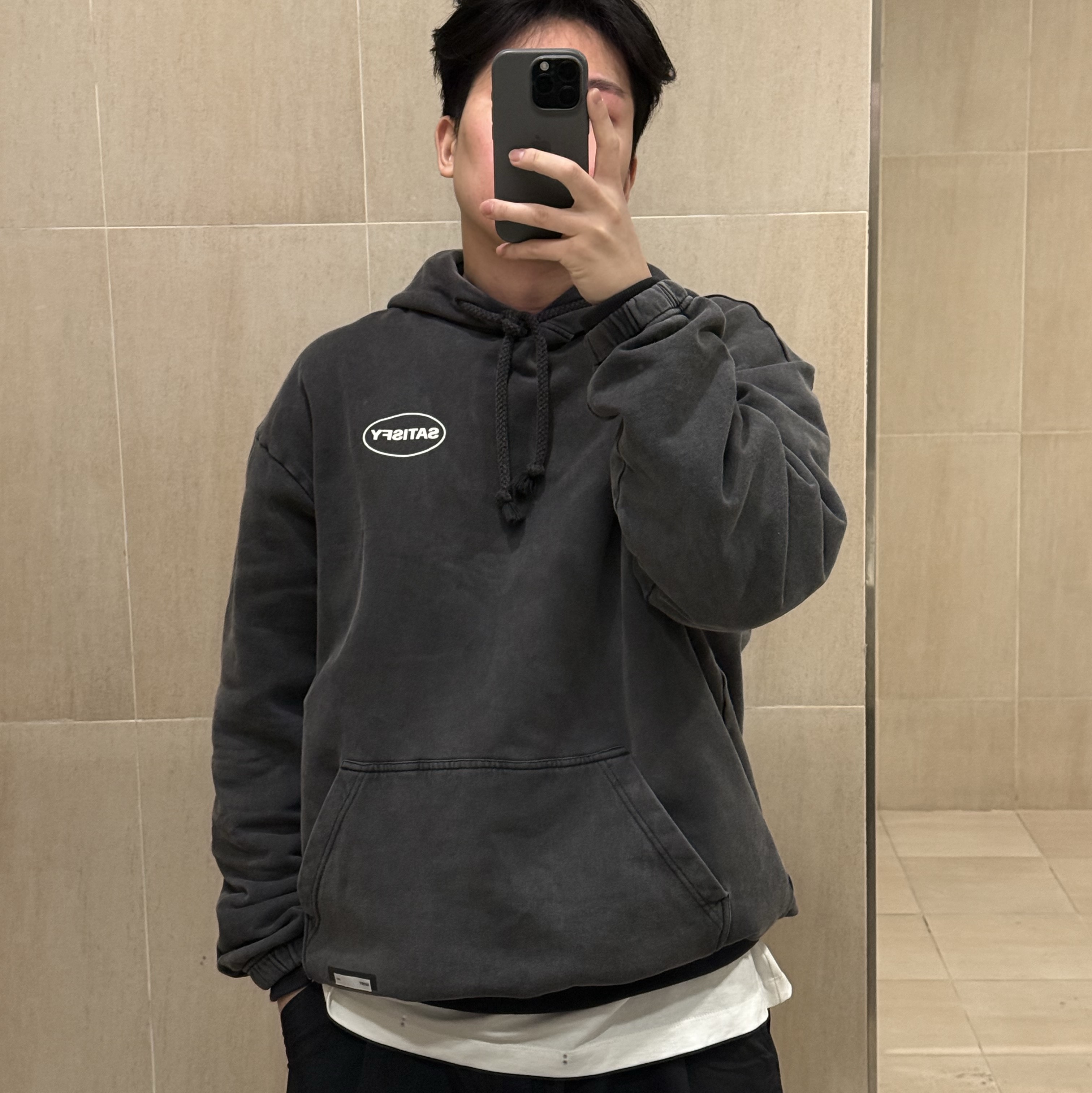 Satisfy Softcell Hoodie Aged Black 착용 스타일