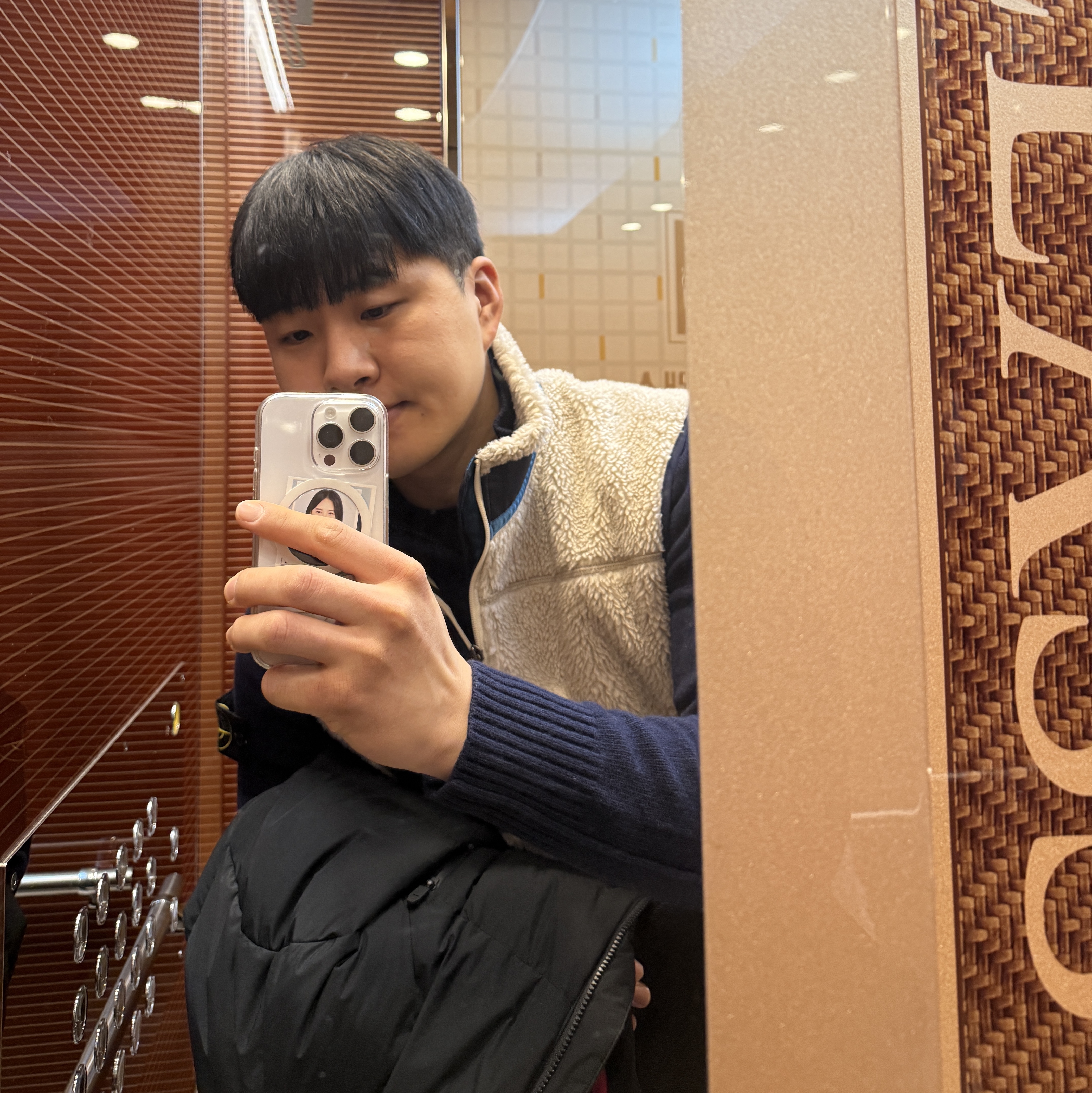 Stone Island 540A3 Lambswool Half Zipper Sweater with Buttons Navy Blue - 24FW, Patagonia Classic Retro-X Vest Natural 착용 스타일