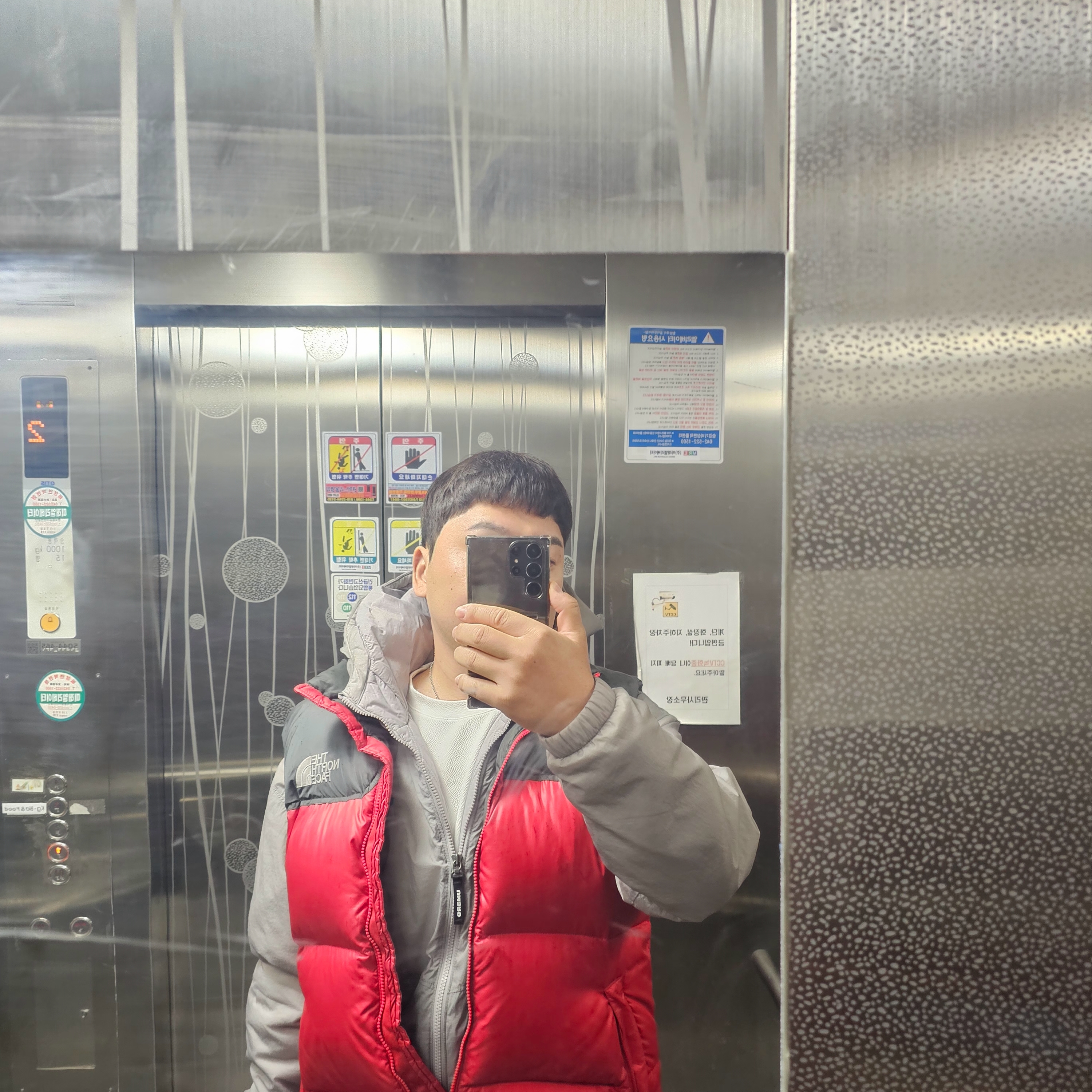 The North Face 1996 Retro Nuptse Vest Red 착용 스타일