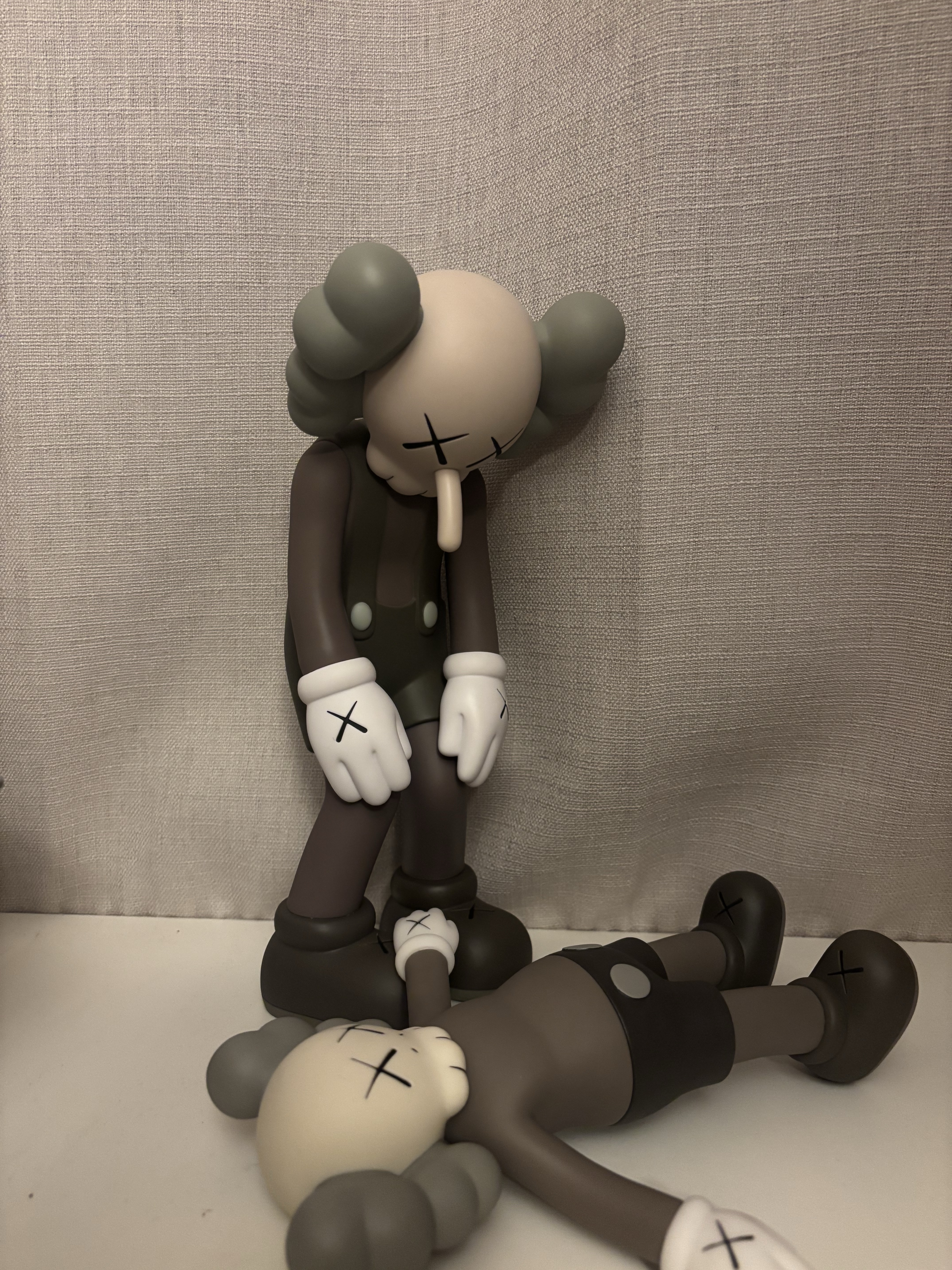 Kaws Holiday Korea Companion Bath Toy, Kaws Small Lie Companion Vinyl Figure Grey 착용 스타일