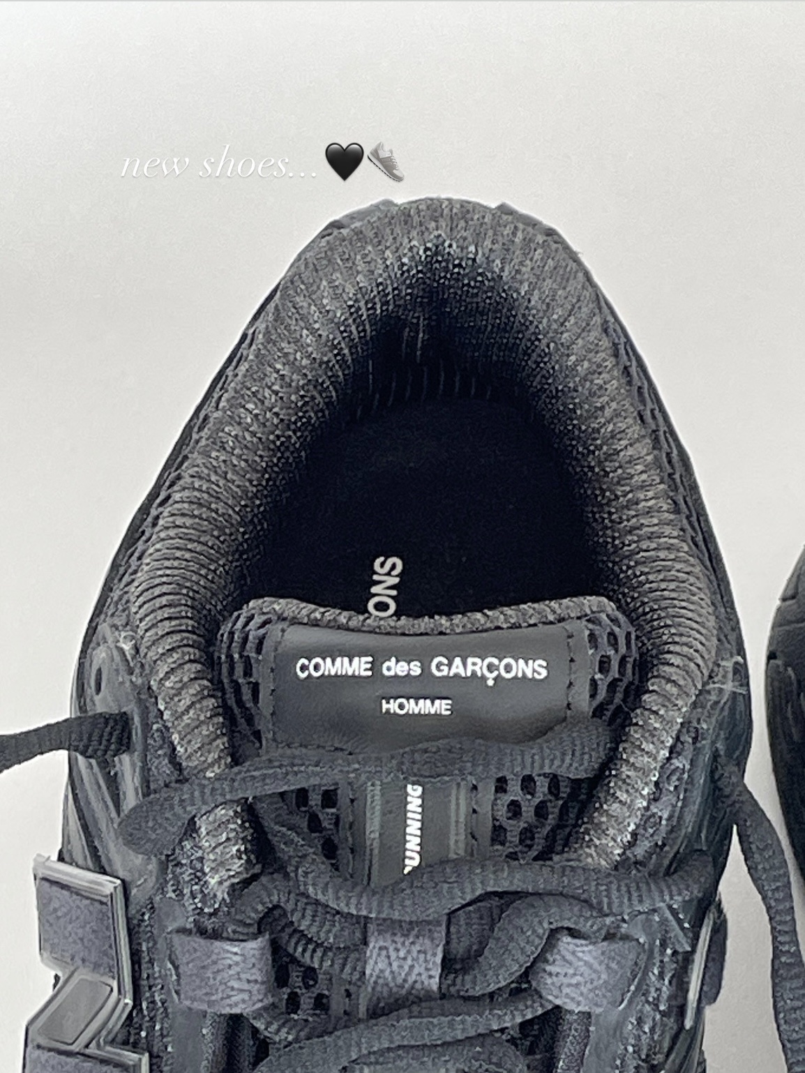 New Balance x Comme des Garcons Homme 1906R Black 착용 스타일 - 2