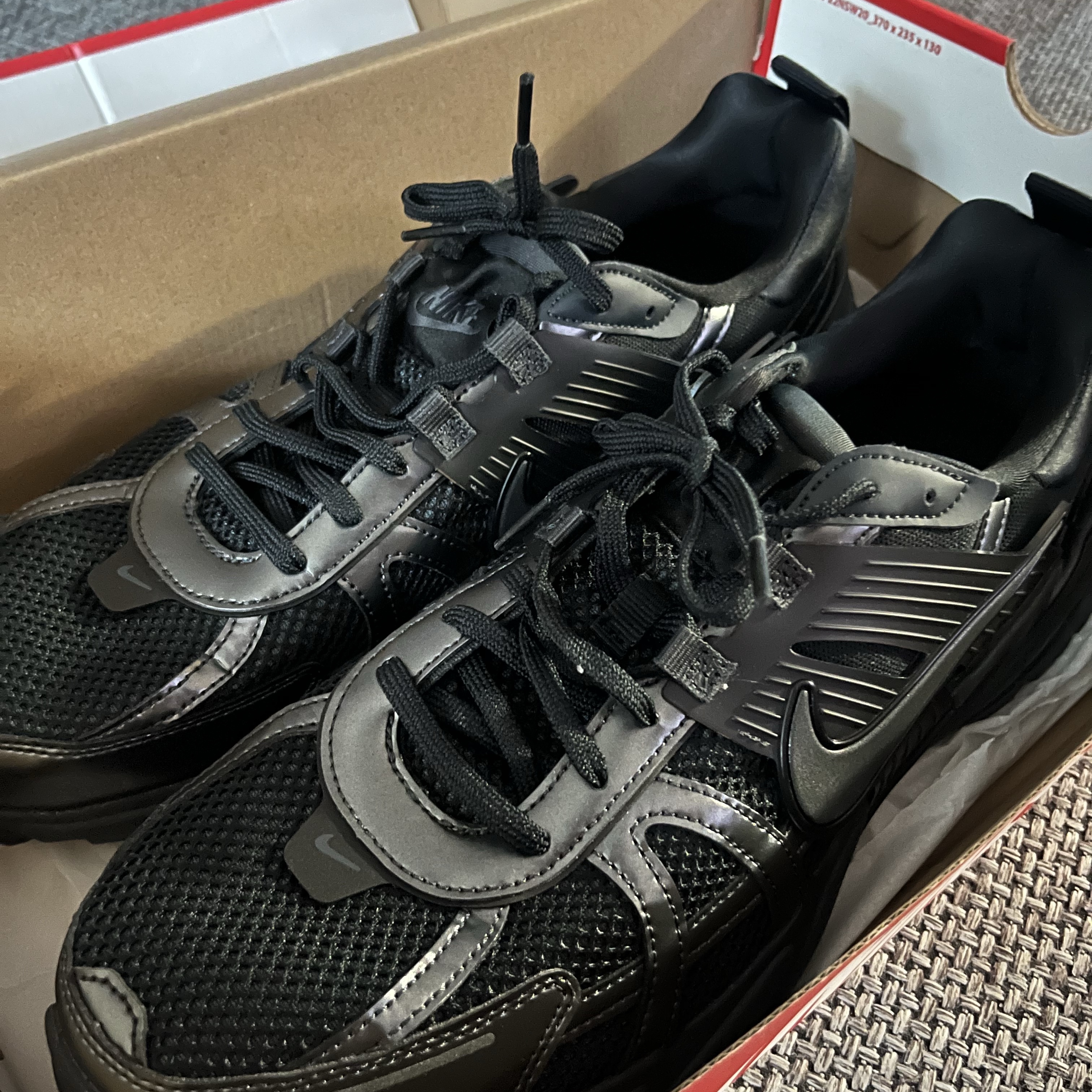 Nike V2K Run Black Anthracite 착용 스타일 - 2