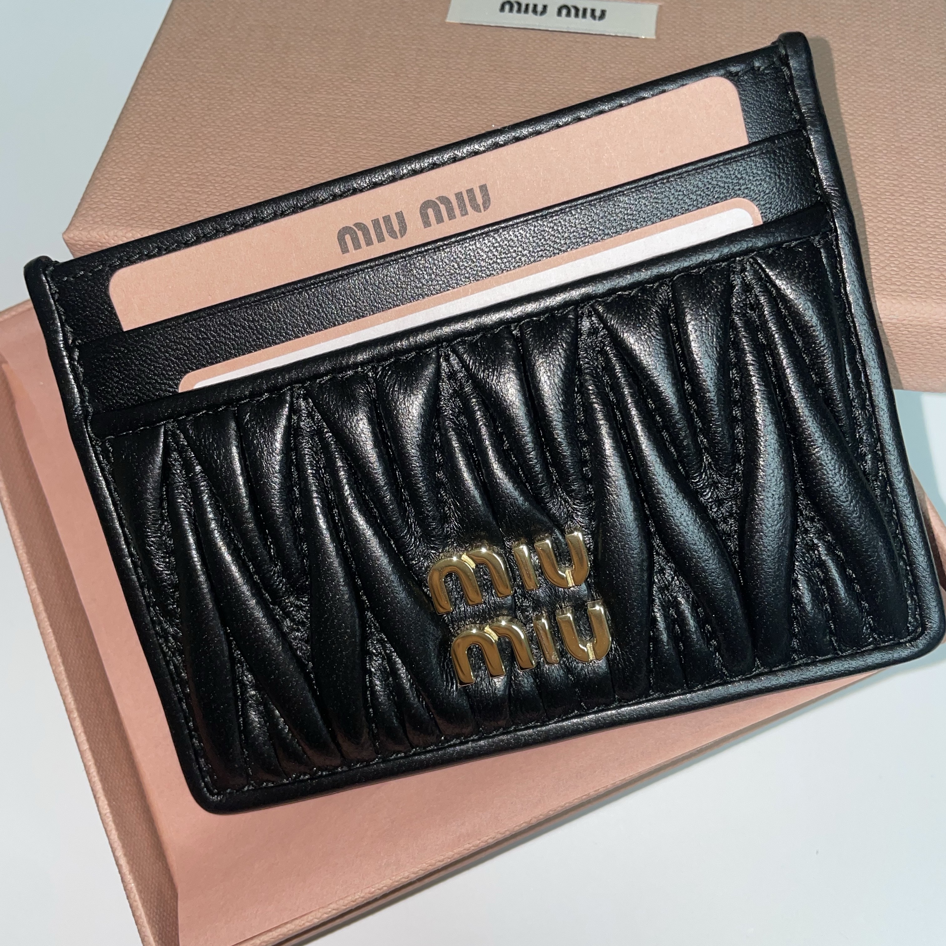 Miu Miu Matelasse Nappa Leather Card Holder Black 착용 스타일