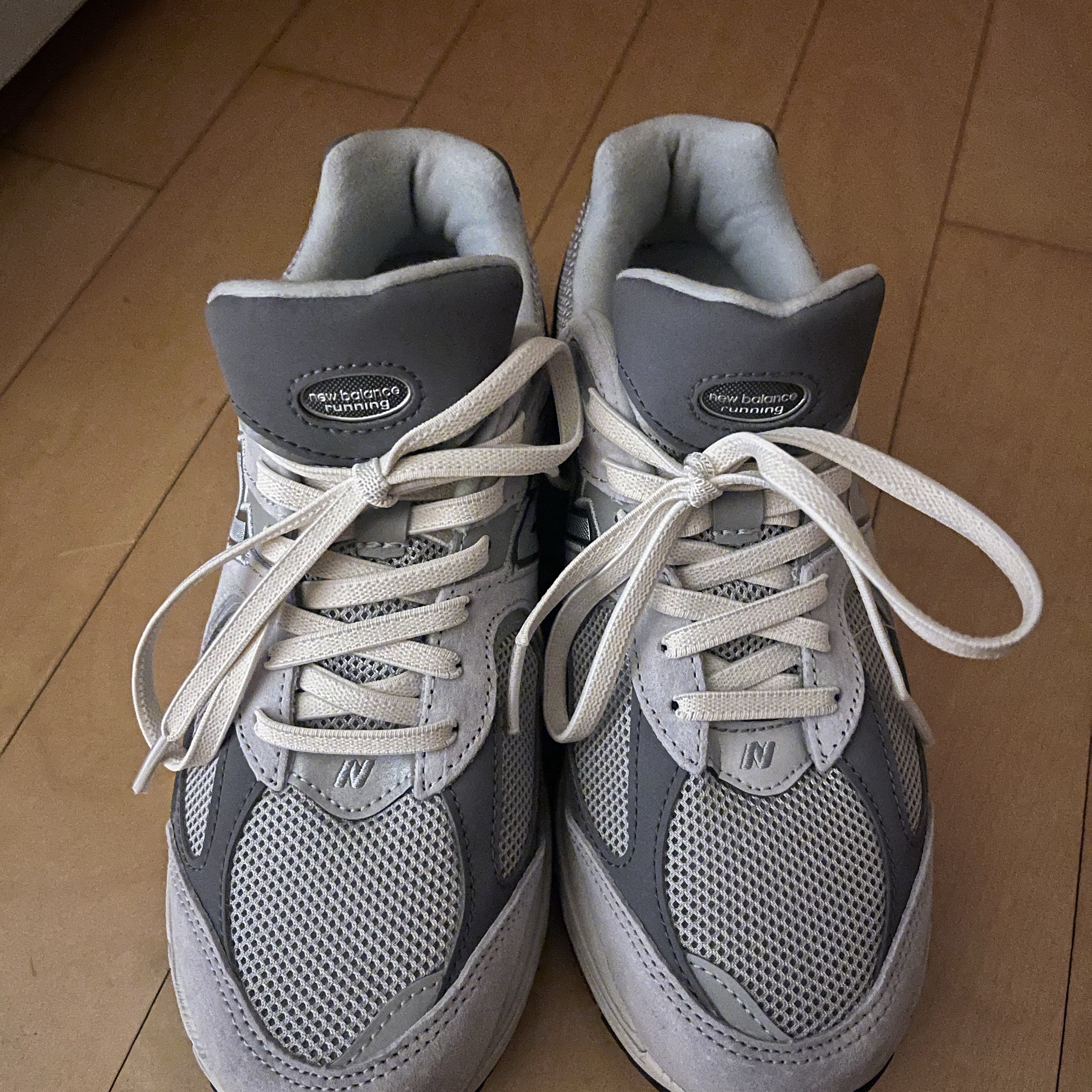 New Balance 2002R T2 Gray 착용 스타일 - 1