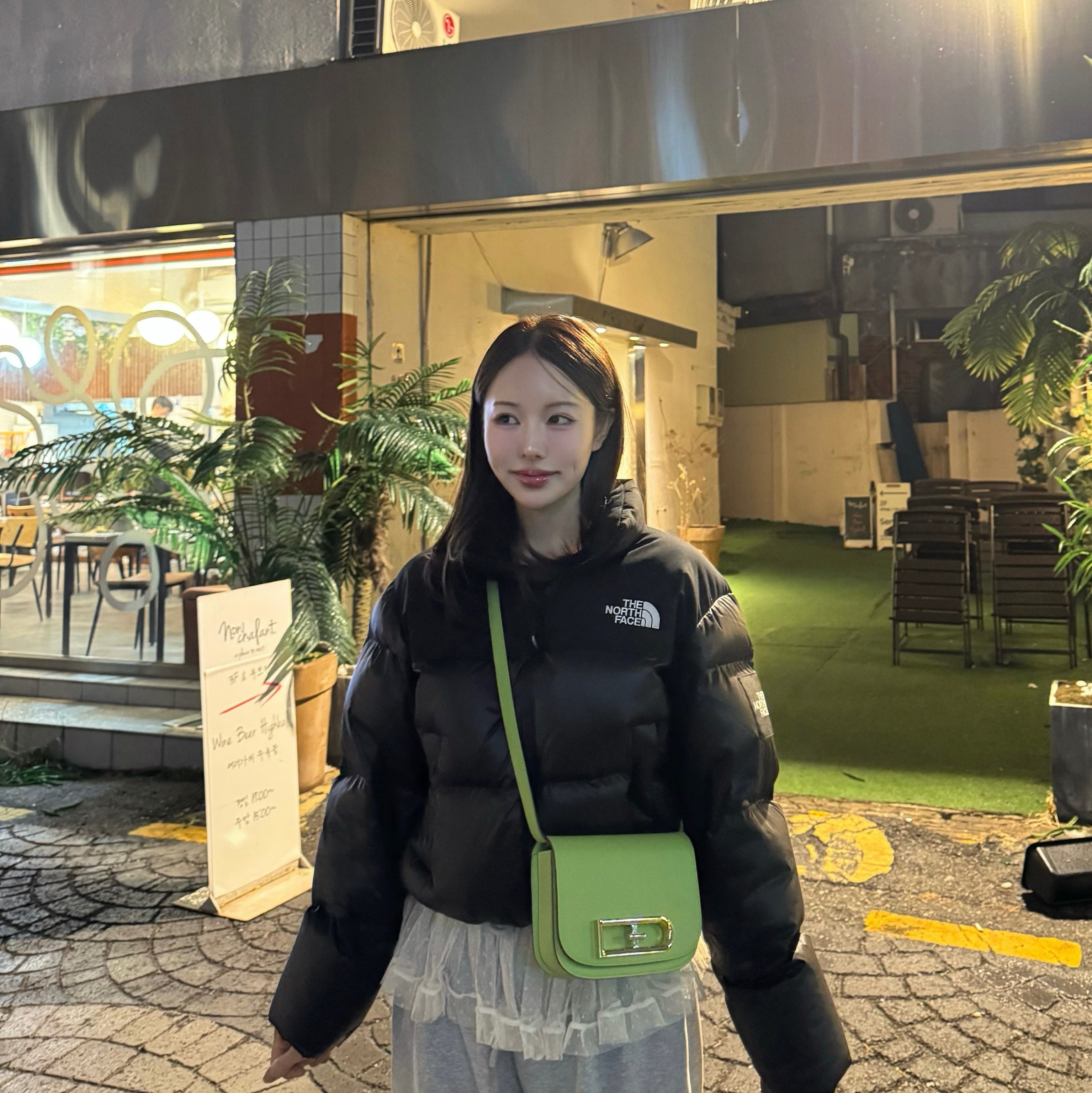 (W) The North Face White Label Novelty Nuptse Down Jacket Black 착용 스타일 - 1