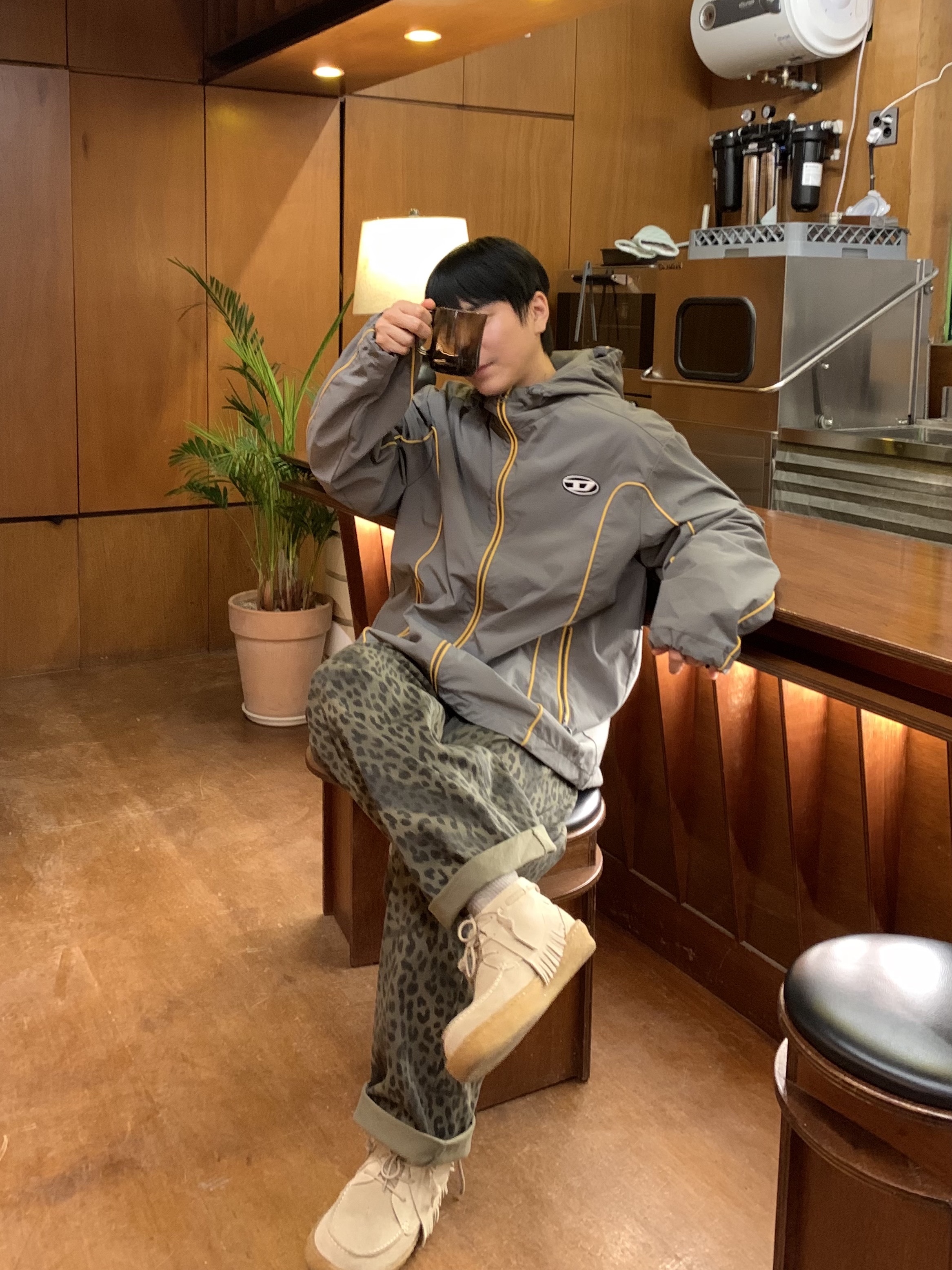ersco Leopard Baggy Trousers Khaki, Diesel J-Hives Windbreaker with Contrast Piping Grey 착용 스타일 - 4