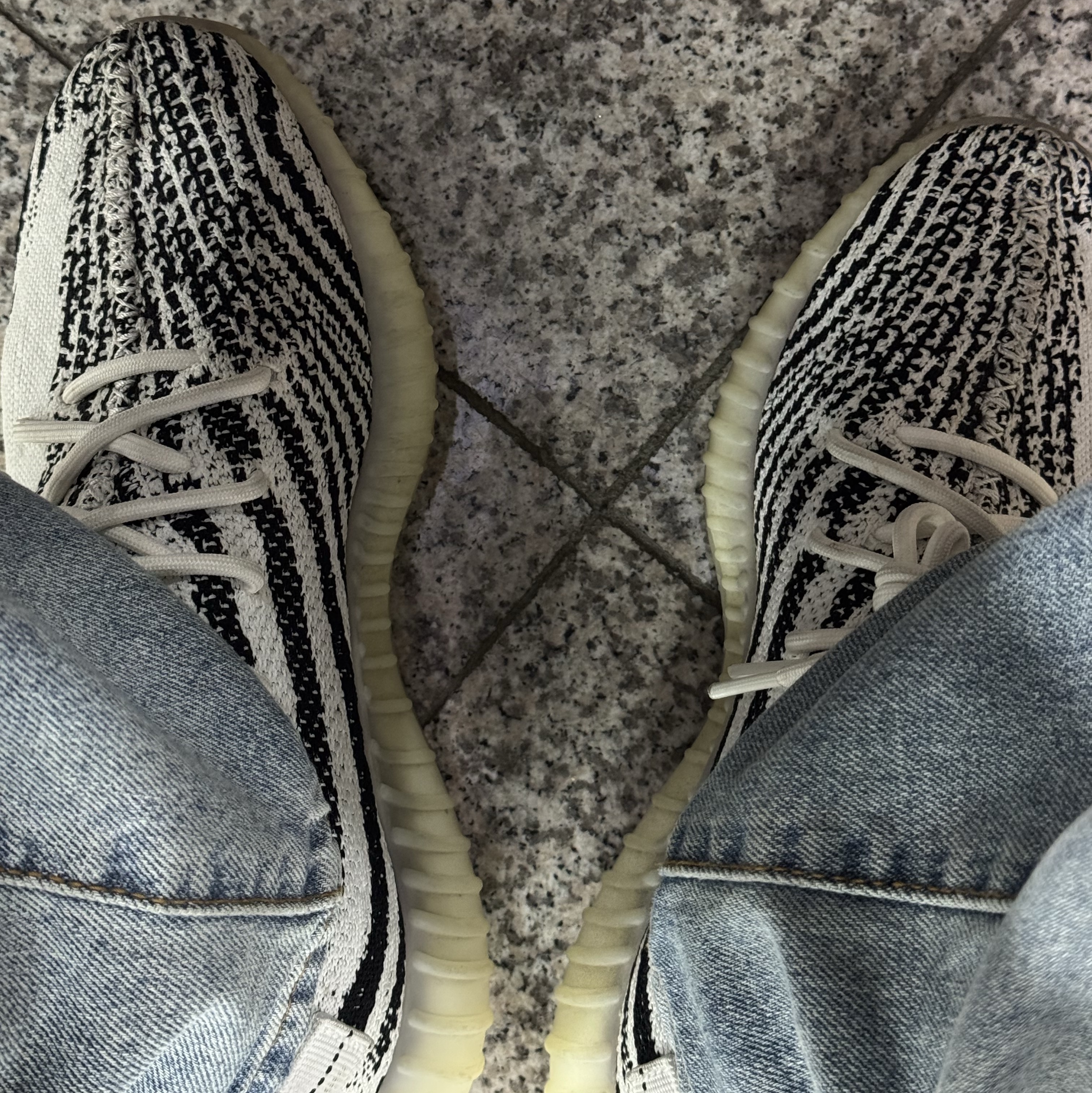 Adidas Yeezy Boost 350 V2 Zebra 2022/2023 착용 스타일