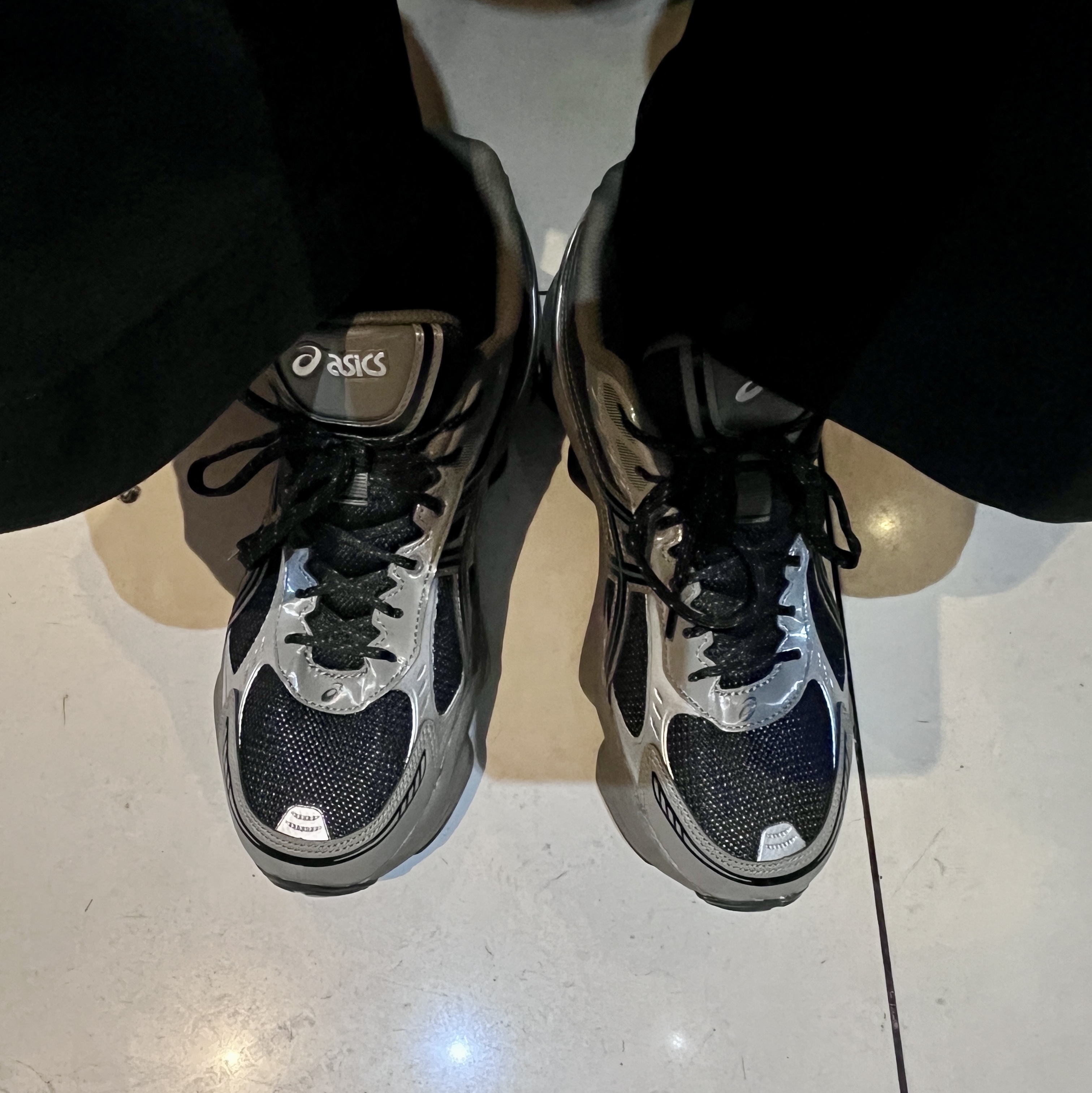 Asics Gel-Kinetic Fluent Black Dark Taupe 착용 스타일