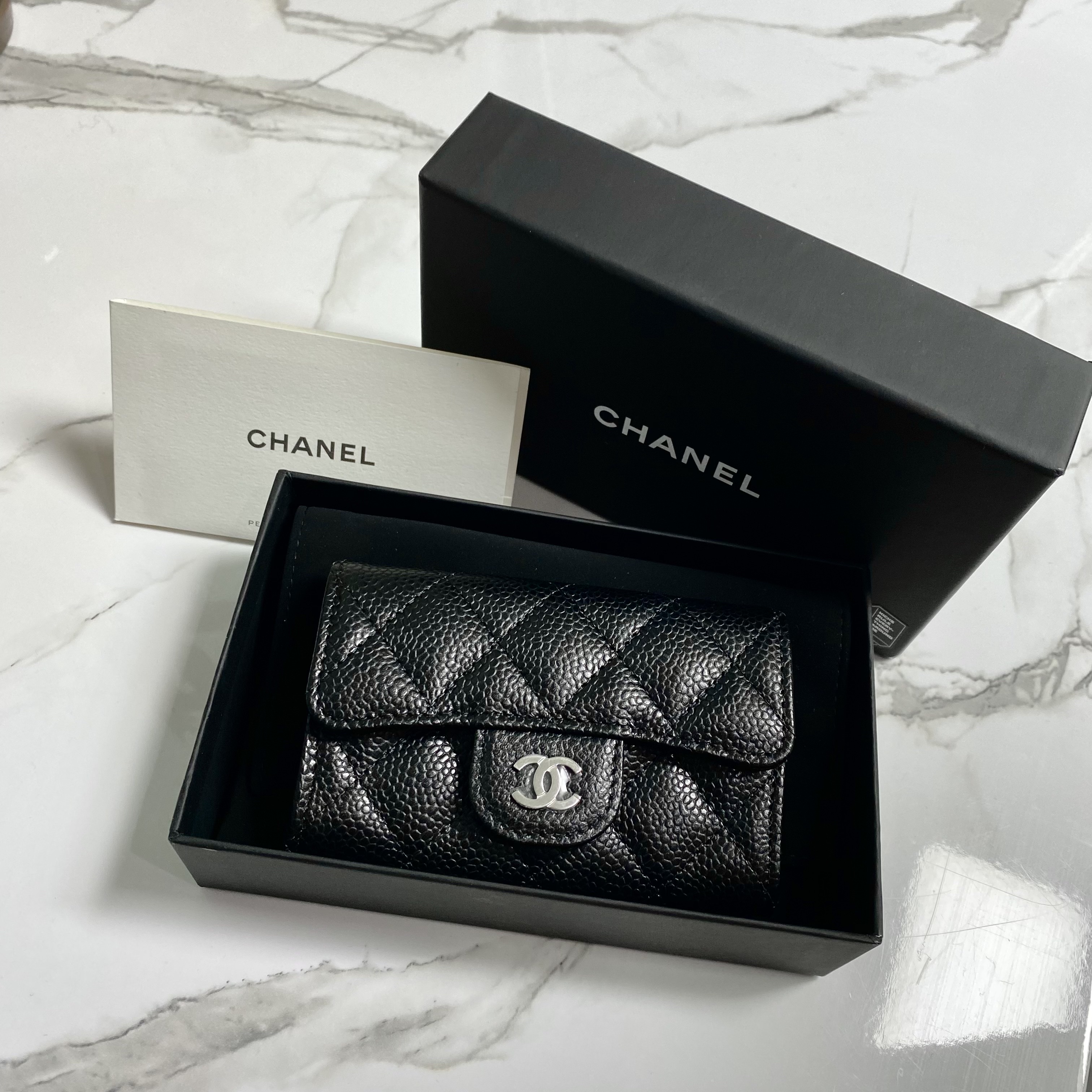 Chanel Classic Card Holder Grained Calfskin & Silver Black 착용 스타일