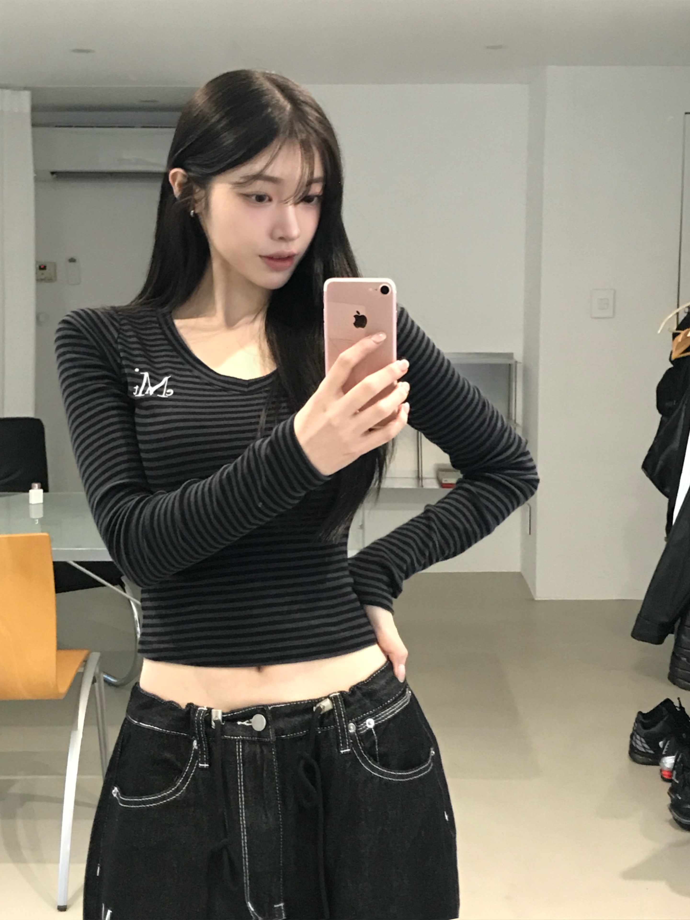 MUCENT Emma V-Neck Stripe Long Sleeve T Charcoal-Black, MUCENT Signature Arc Back Logo Denim Pants Black 착용 스타일 - 1