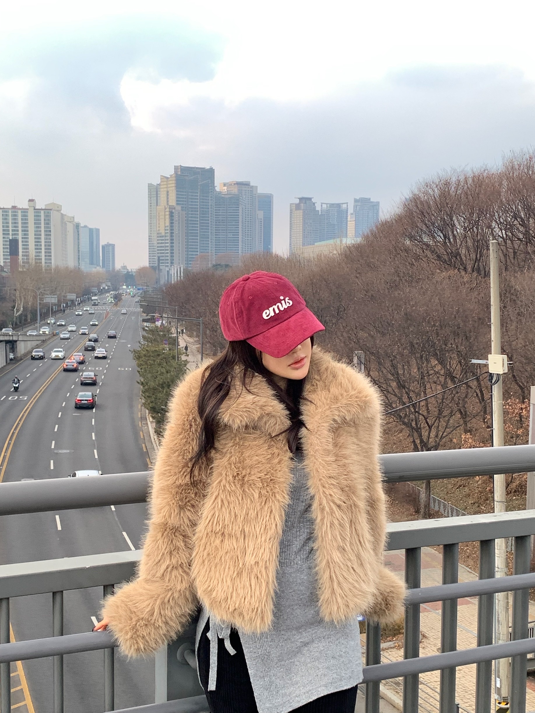 Emis Applique Corduroy Ball Cap Wine 착용 스타일