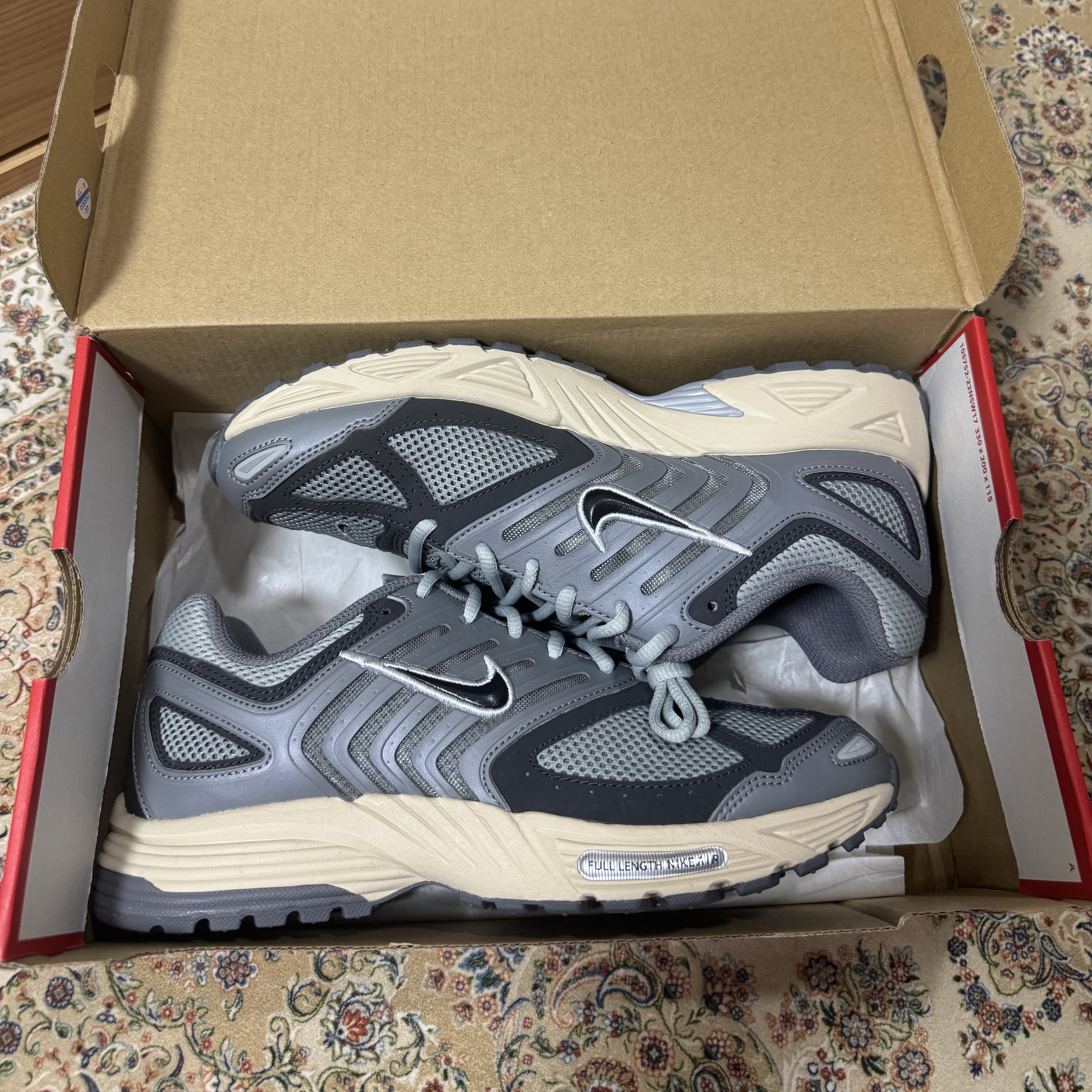 Nike Air Pegasus 2005 Smoke Grey and Light Pumice 착용 스타일