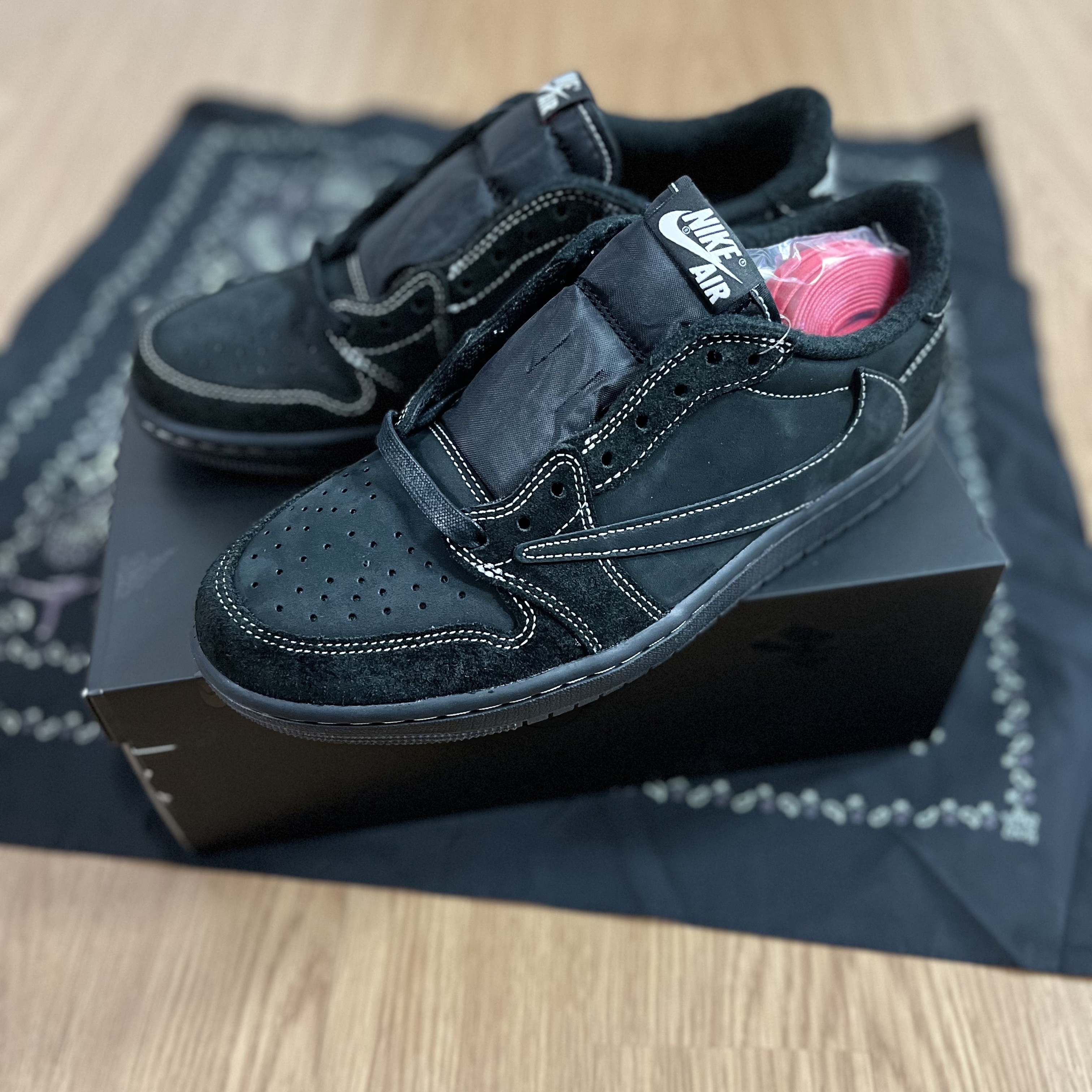 Jordan 1 x Travis Scott Retro Low OG SP Black Phantom 착용 스타일