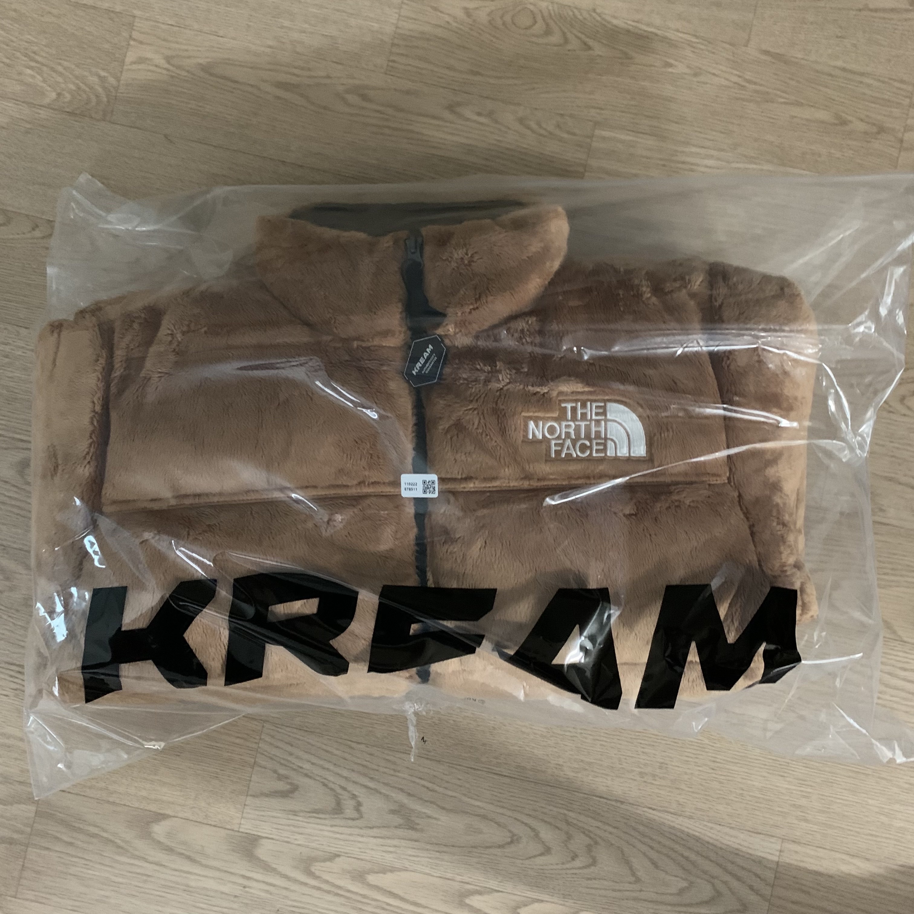 (W) The North Face Versa Velour Nuptse Jacket Almond Butter 착용 스타일