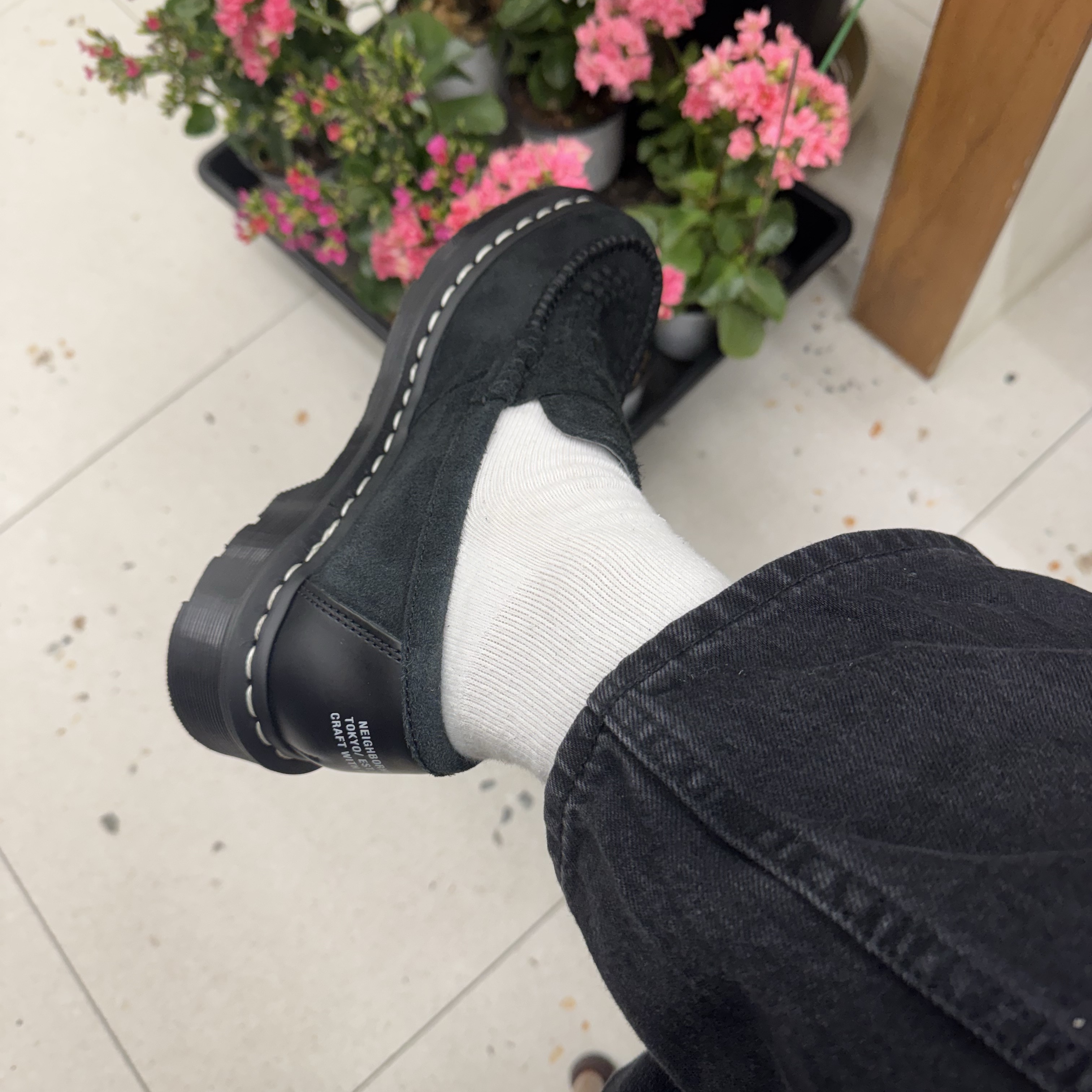 Dr. Martens x Neighborhood Penton Creeper Hairy Suede Smooth Leather Black 착용 스타일 - 3