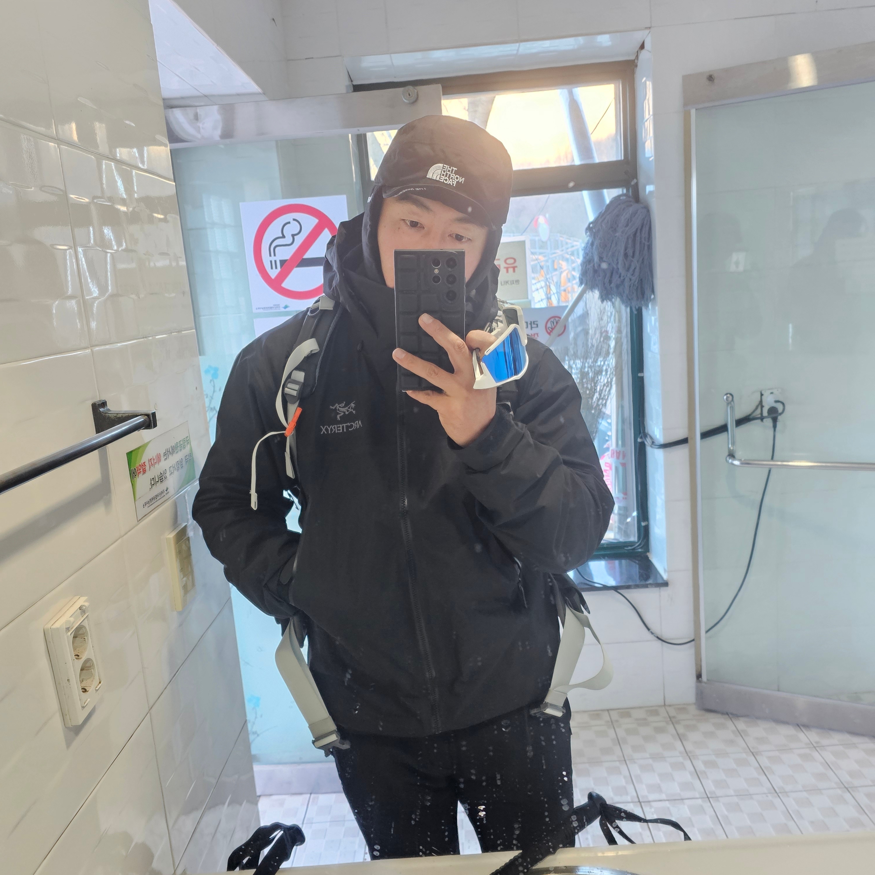 Arc'teryx Beta AR Jacket Black, The North Face Gore-Tex Earmuff Cap Black 착용 스타일 - 1
