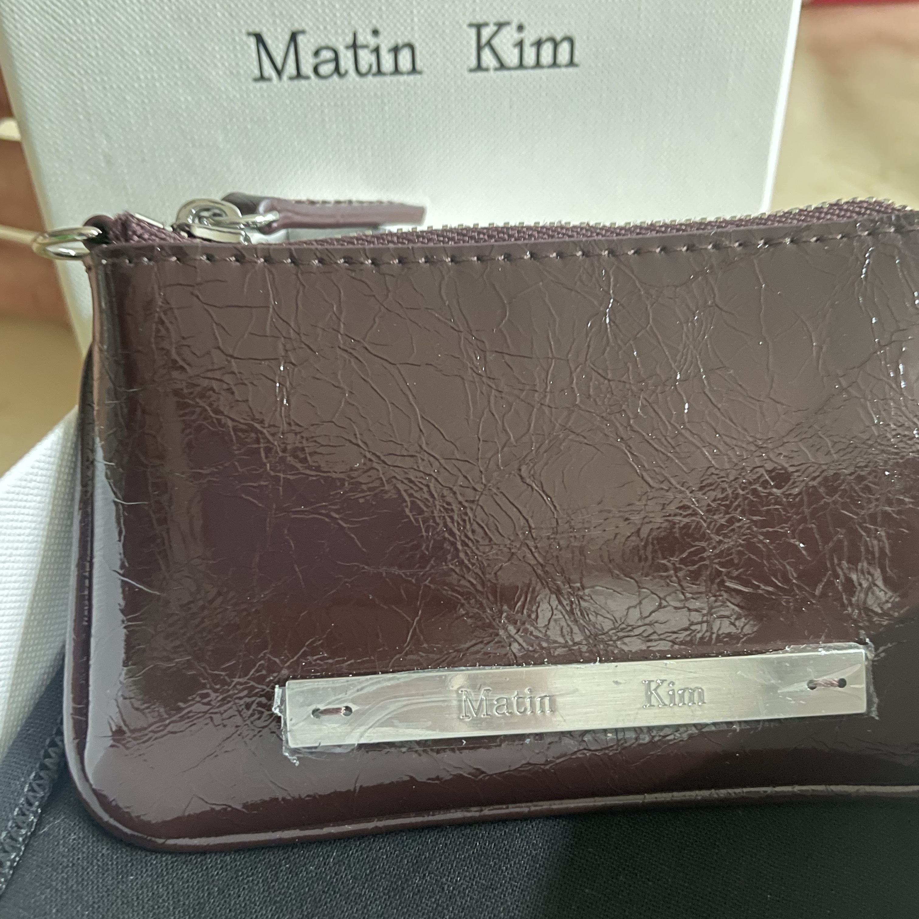 Matin Kim Glossy Leather Coin Wallet Burgundy 착용 스타일
