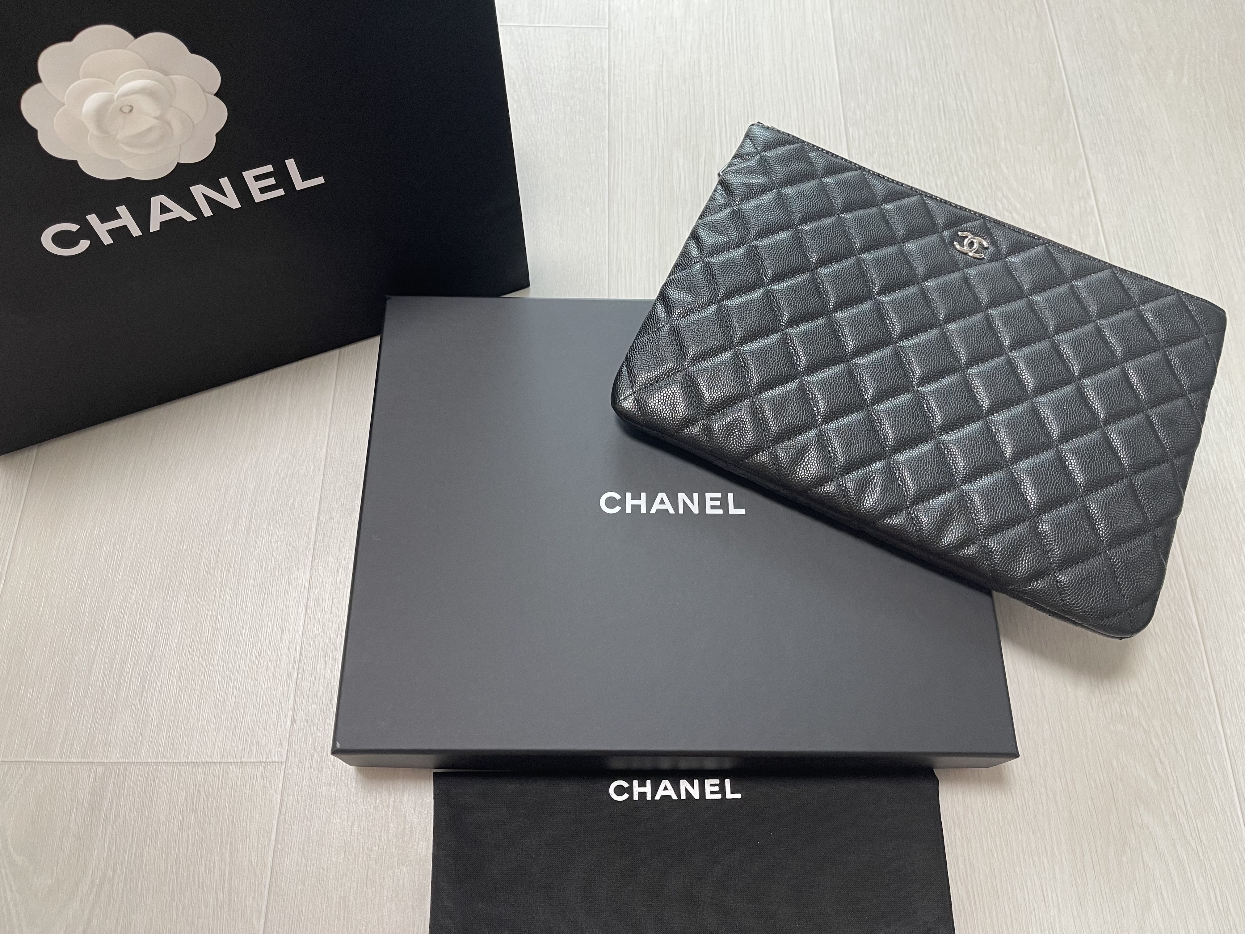 Chanel Medium Classic Pouch Grained Calfskin & Silver Black 착용 스타일 - 1