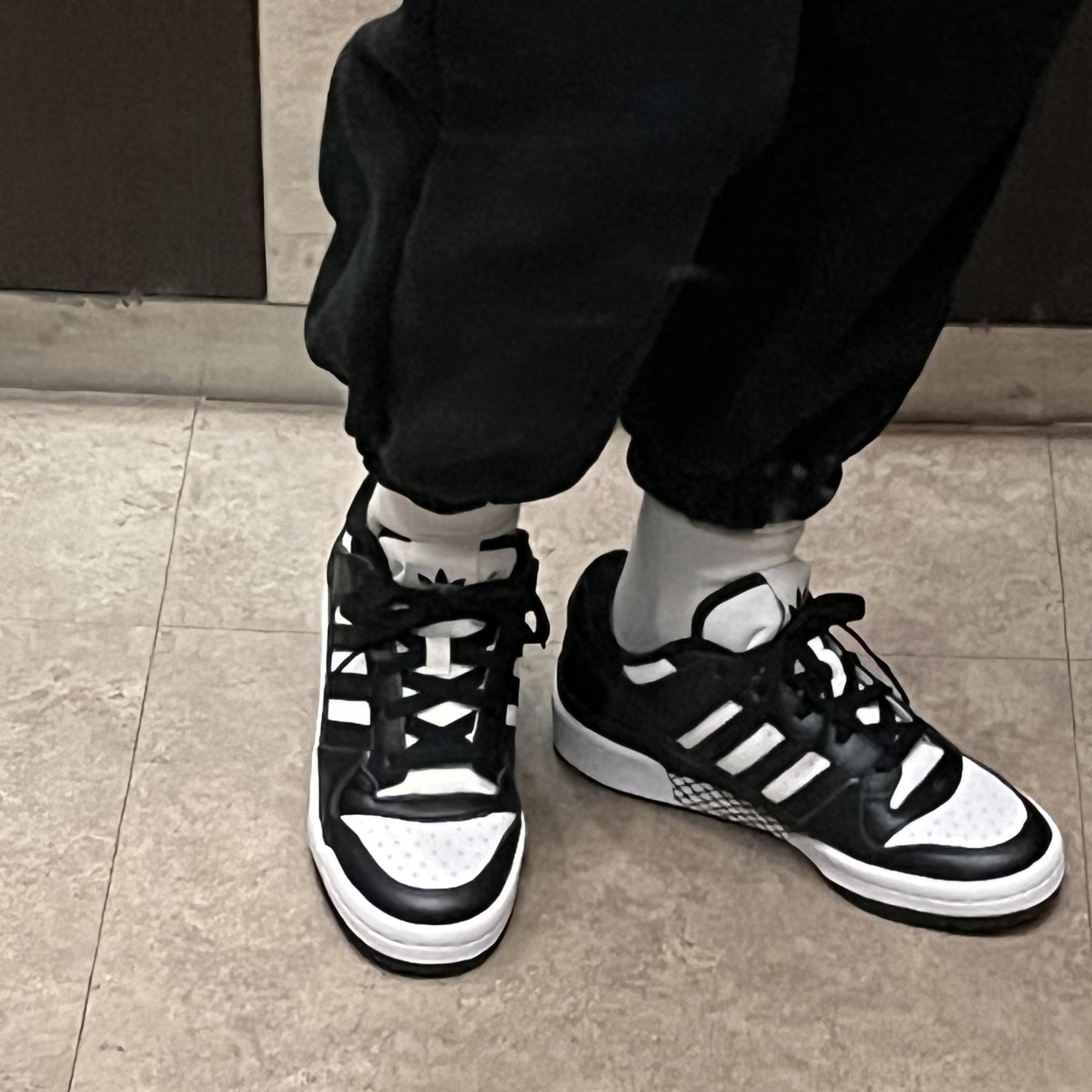 Adidas Forum Low Core Black Cloud White 착용 스타일 - 2