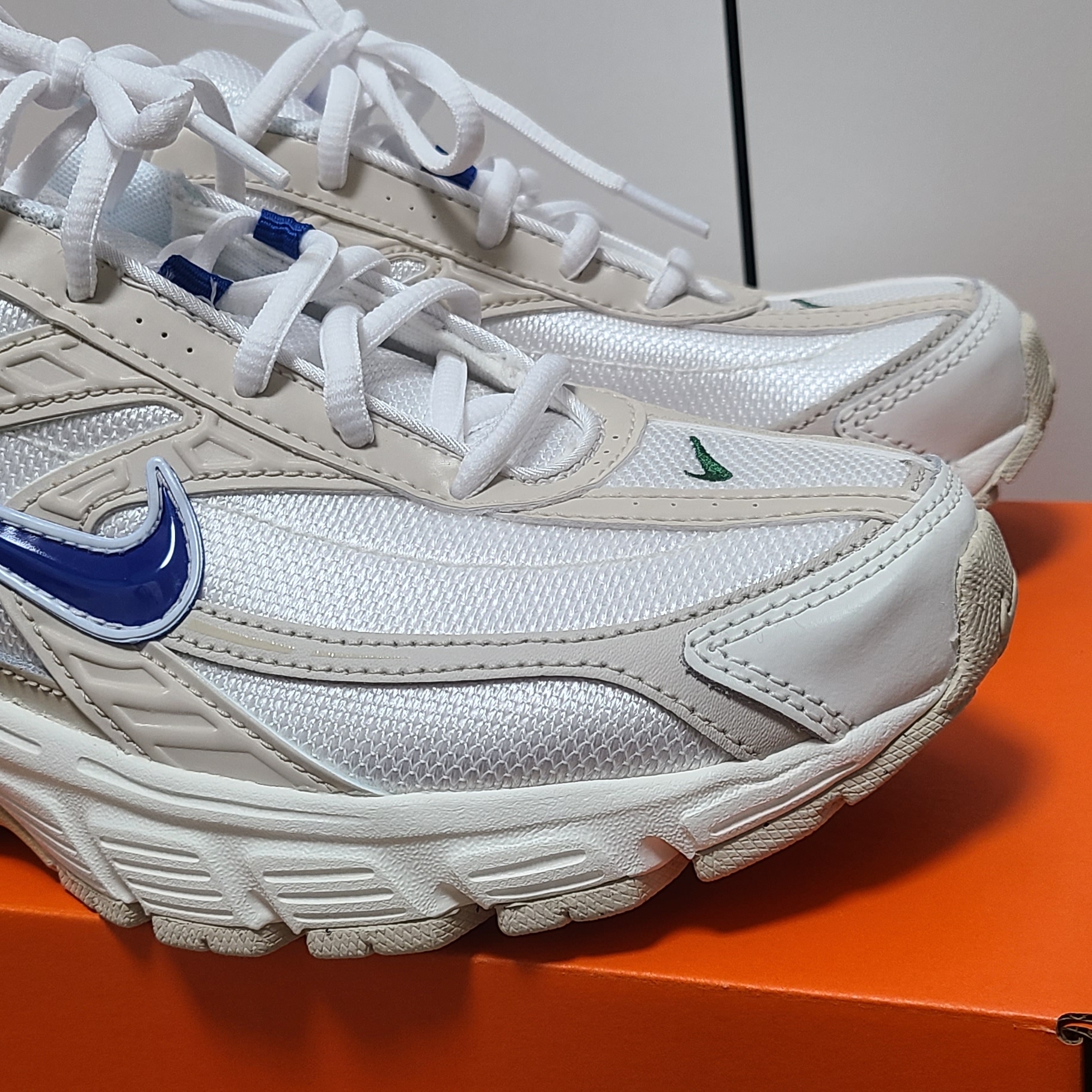 (W) Nike Initiator Sail Light Orewood Brown 착용 스타일 - 2