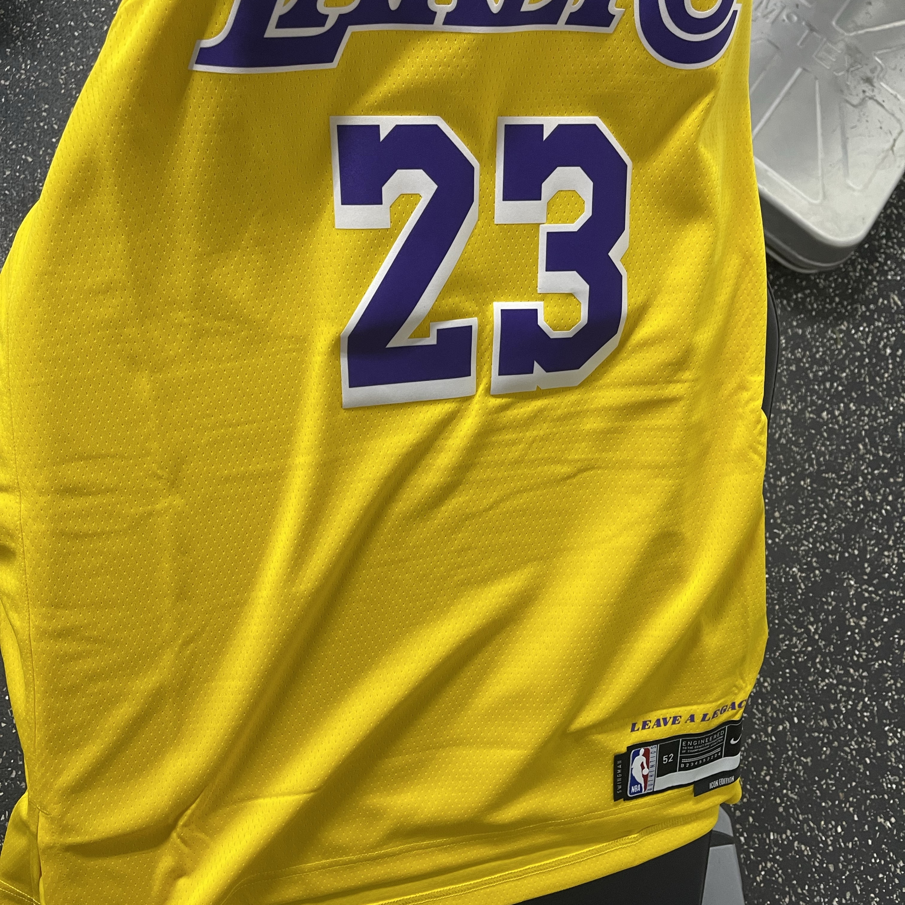 Nike LeBron James LA Lakers Icon Edition 2022/23 NBA Swingman Jersey Amarillo 착용 스타일
