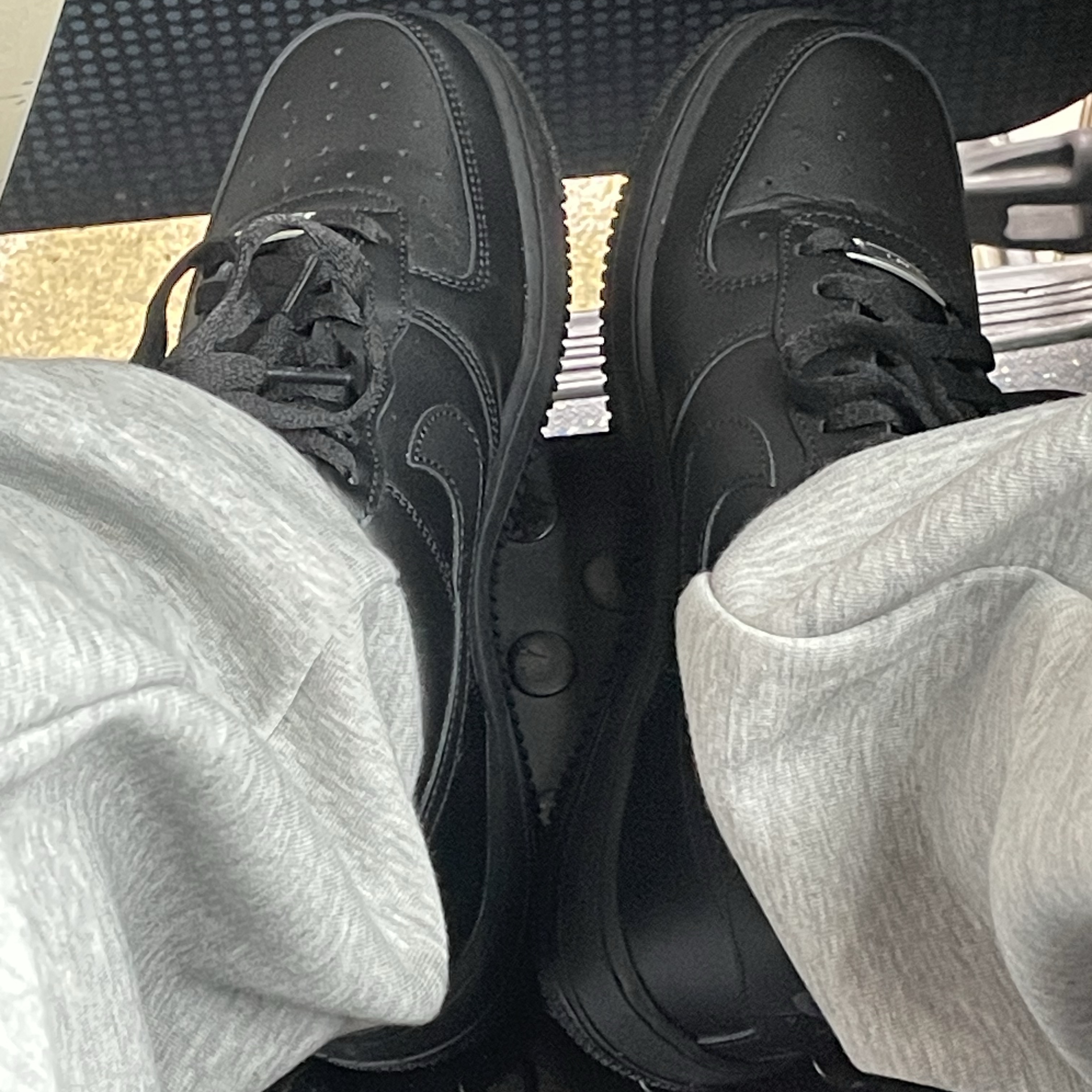 Nike Air Force 1 '07 Low Triple Black 착용 스타일