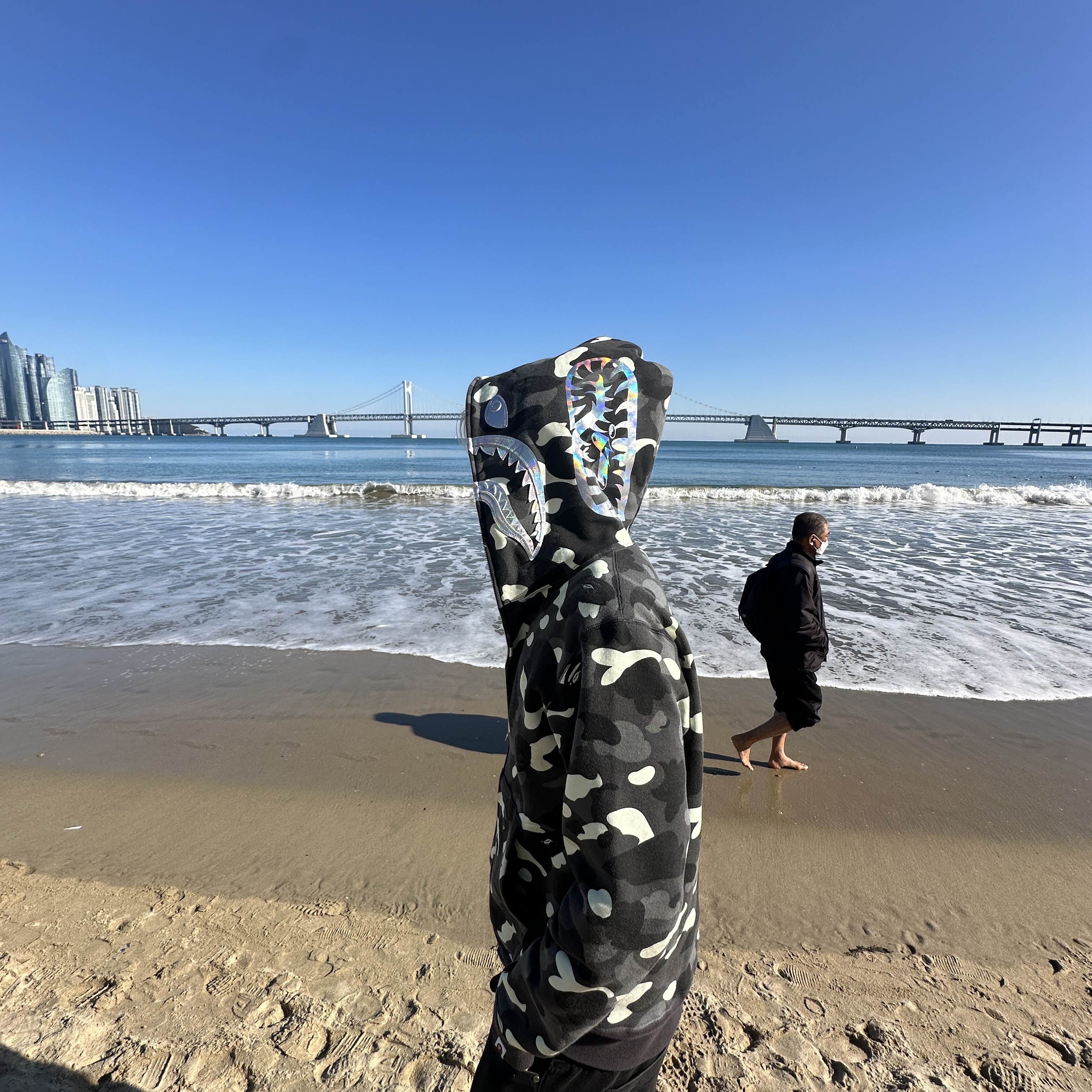 BAPE City Camo Shark Full Zip Hoodie Black 착용 스타일 - 3