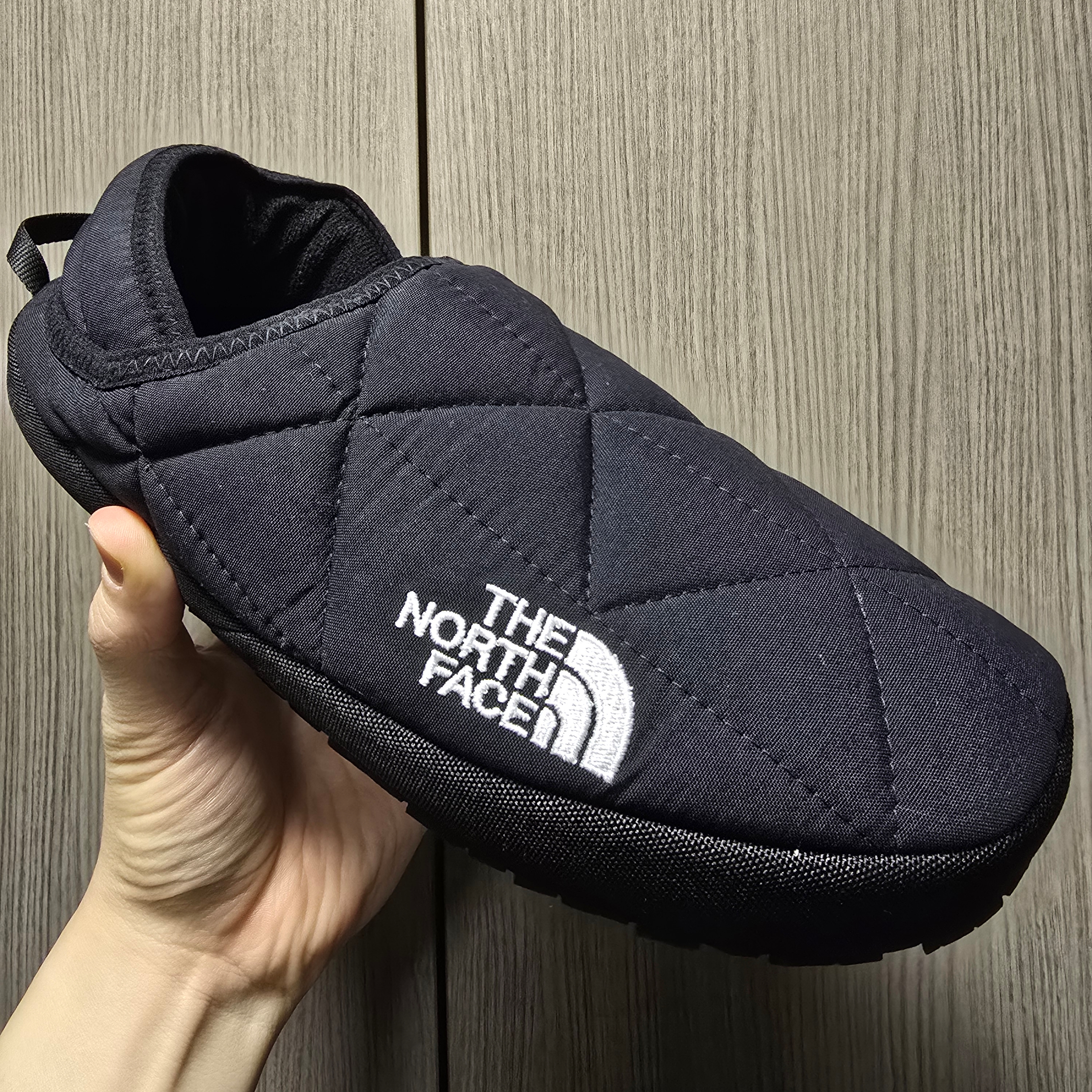The North Face Nuptse Ex Mule Black 착용 스타일