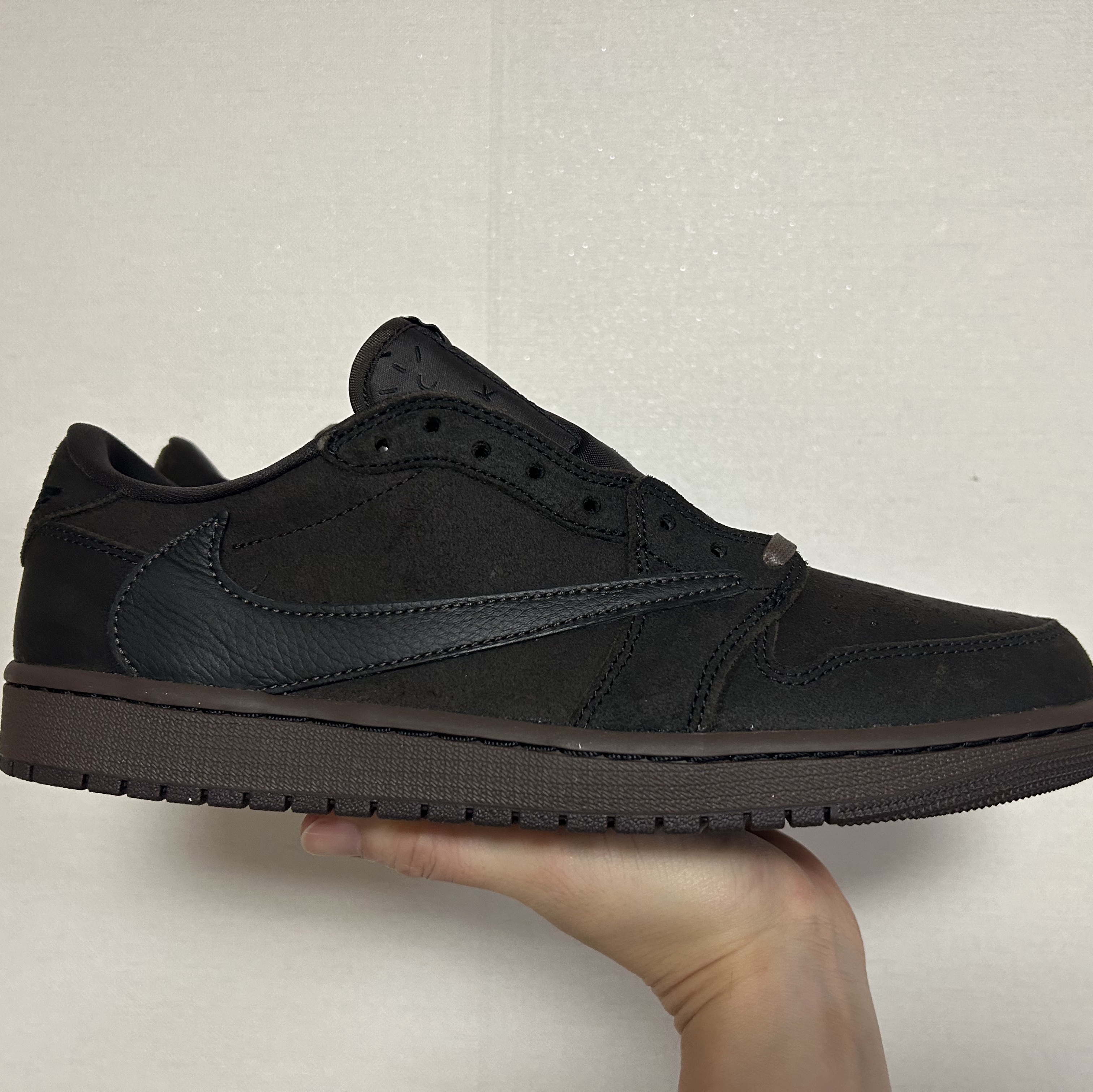 Jordan 1 x Travis Scott Retro Low OG SP Velvet Brown and Dark Mocha 착용 스타일 - 1