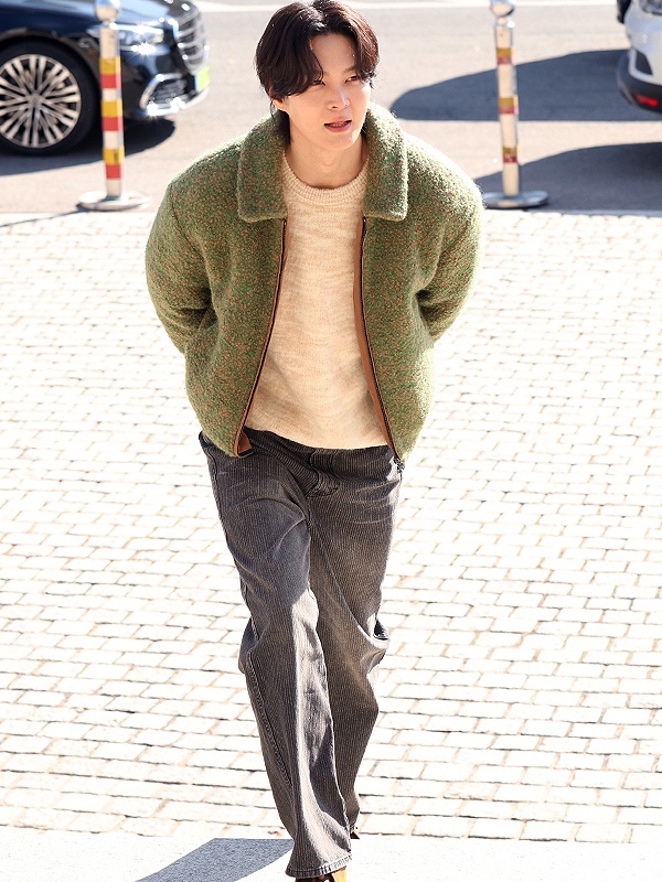 BY RANG Wool Blend Snap Jacket Green 착용 스타일 - 5