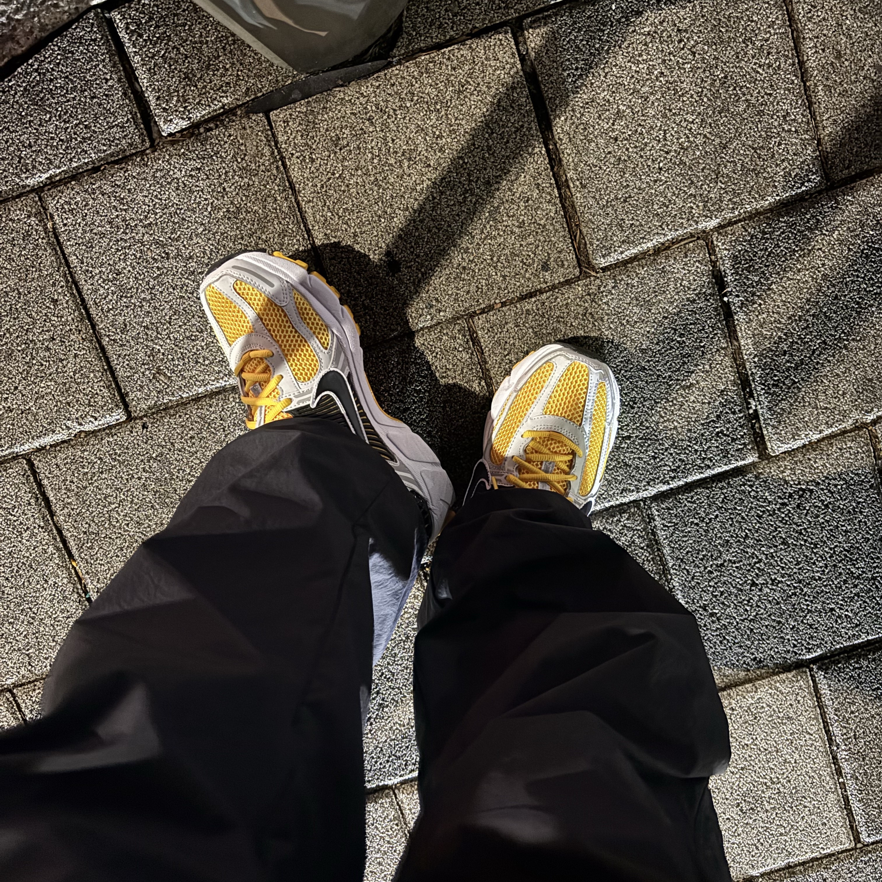 Nike Zoom Vomero 5 Photon Dust University Gold, Jordan Essentials Woven Pants Black - Asia 착용 스타일
