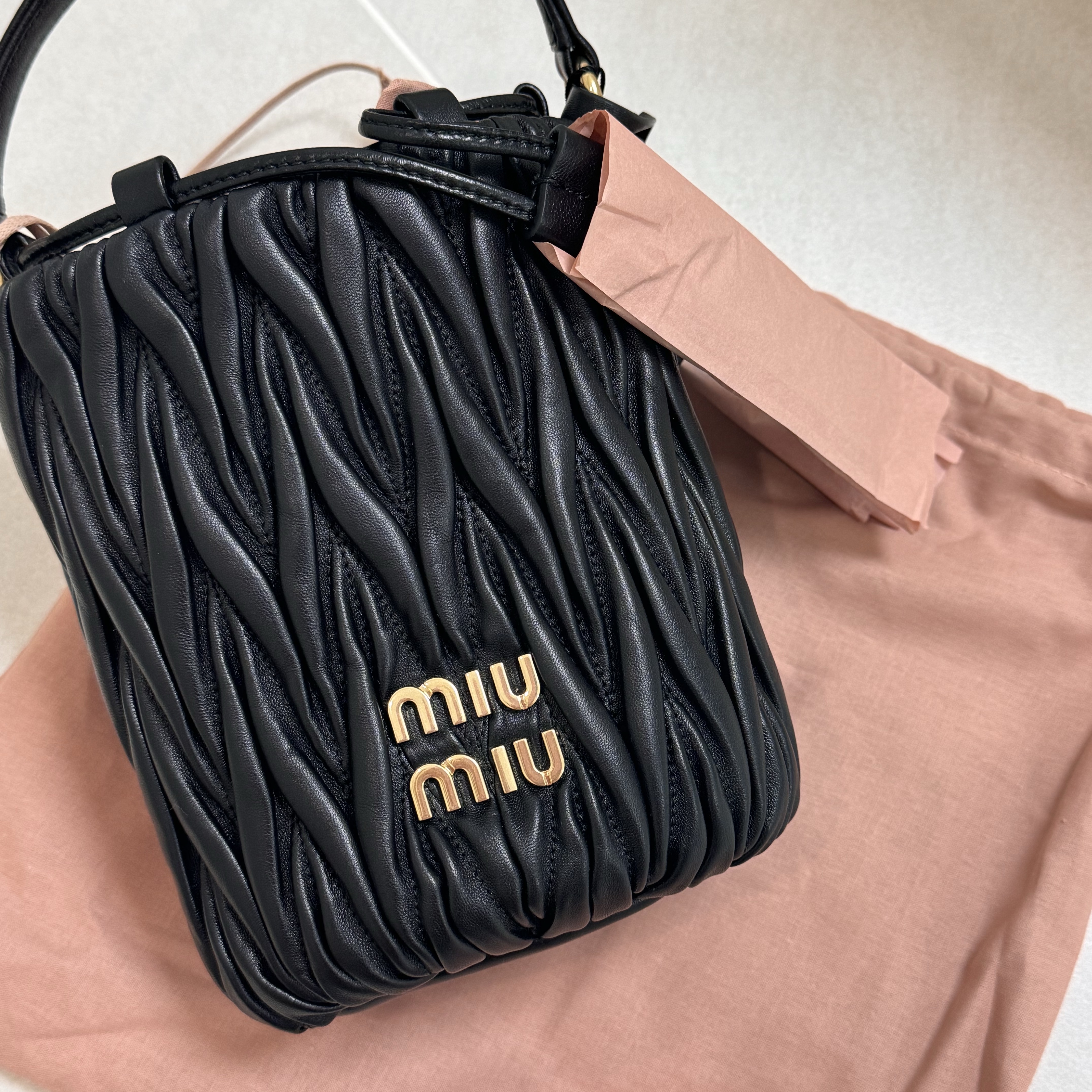 Miu Miu Matelasse Nappa Leather Bucket Bag Black 착용 스타일