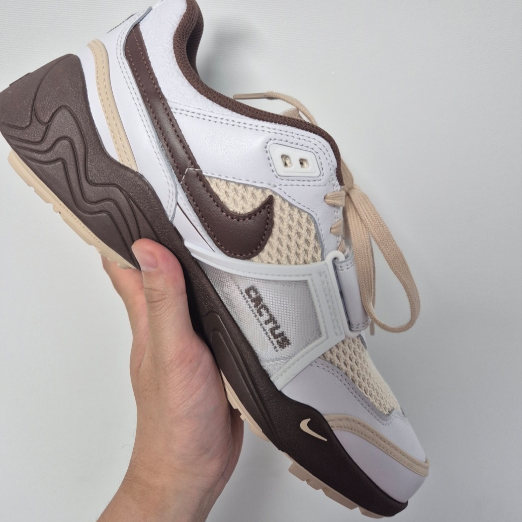 Nike x Travis Scott Zoom Field Jaxx White and Light Chocolate 착용 스타일