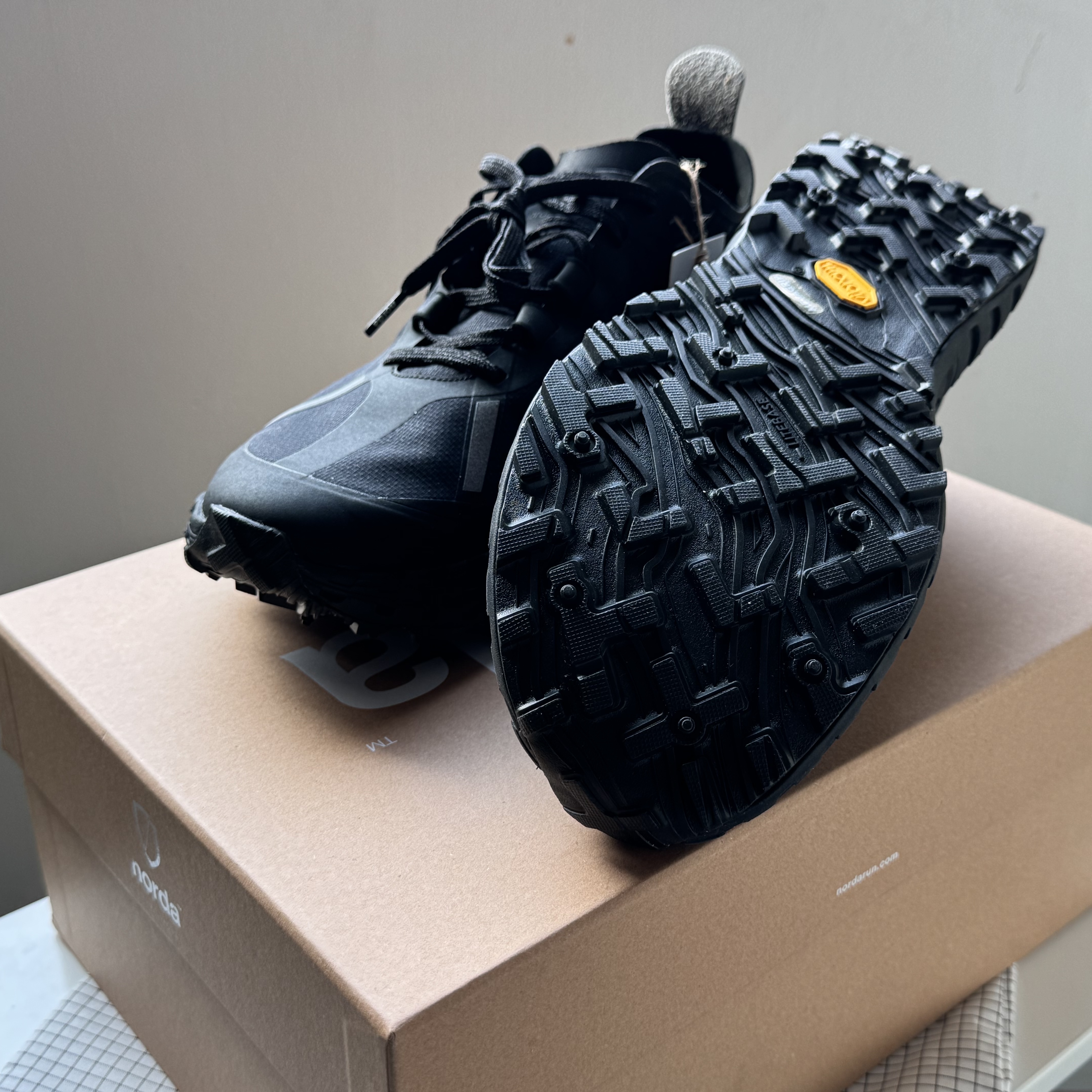 Norda 001/A G+ Stealth Black 착용 스타일