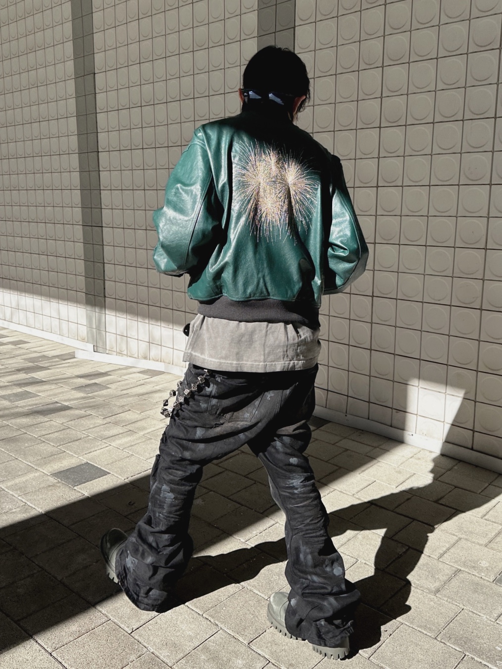 Asics Gel-Quantum Kinetic Graphite Grey Black, New Era x MoMA New York Yankees Cap Navy 착용 스타일 - 8