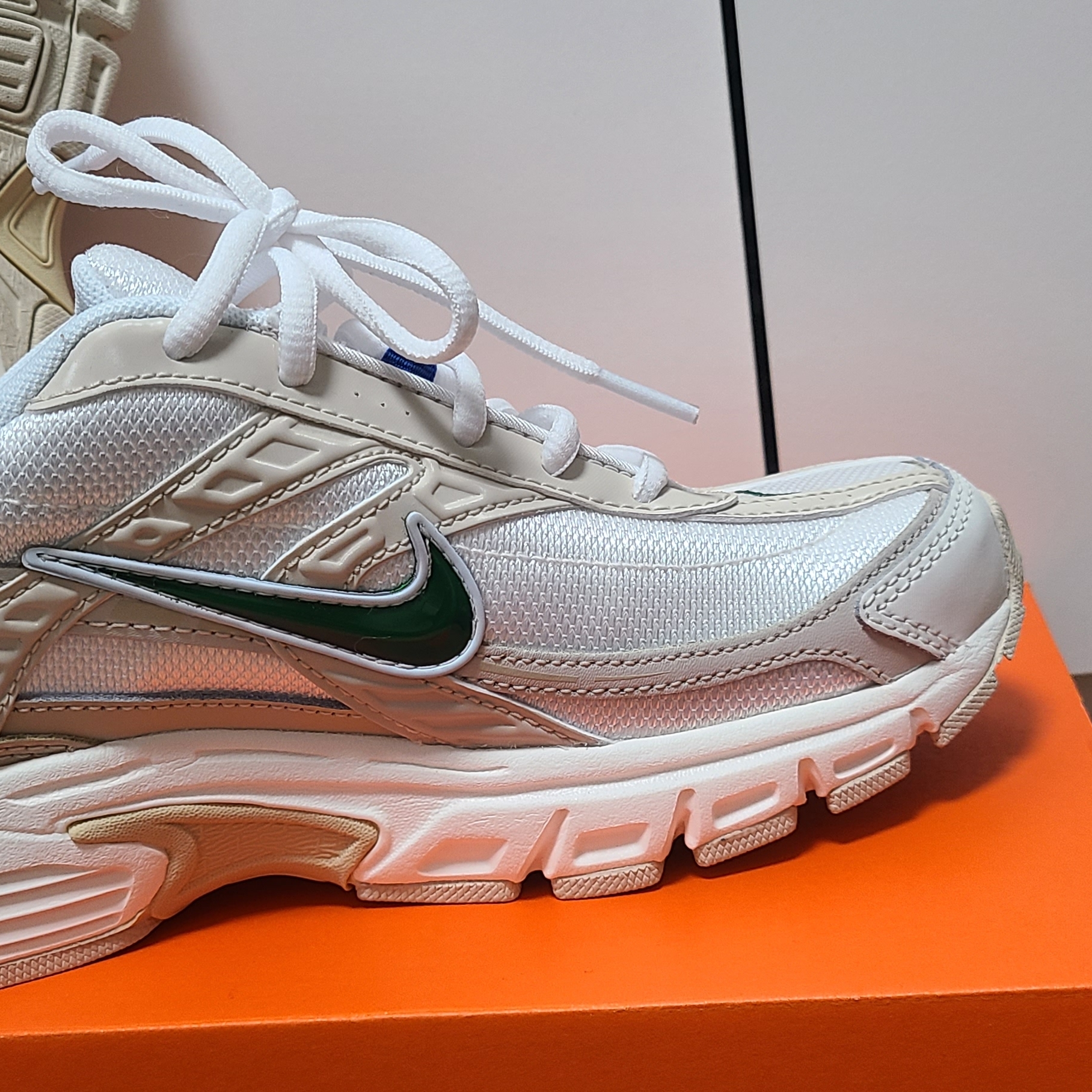 (W) Nike Initiator Sail Light Orewood Brown 착용 스타일 - 1