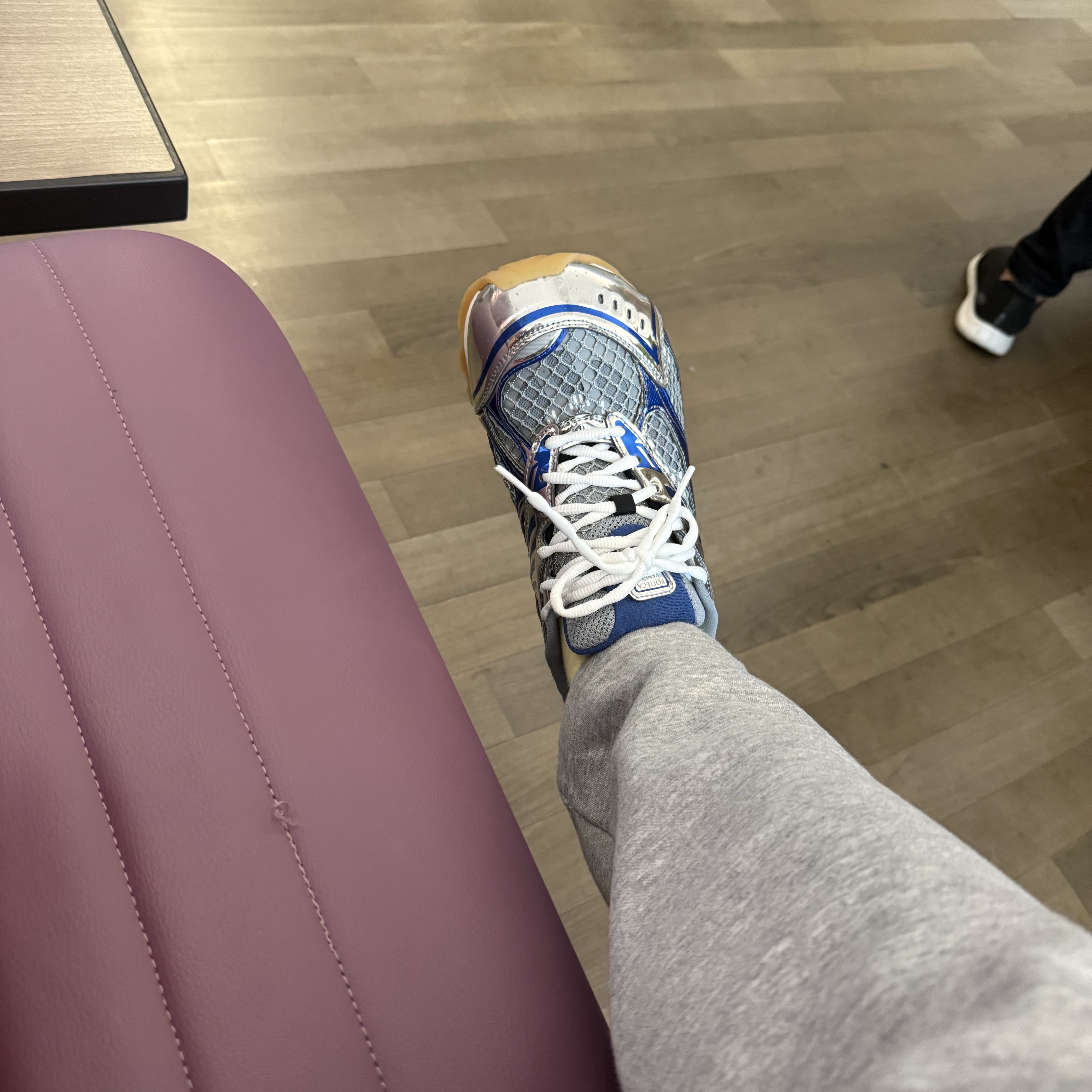 Bottega Veneta Orbit Sneaker Surf Vapor 착용 스타일