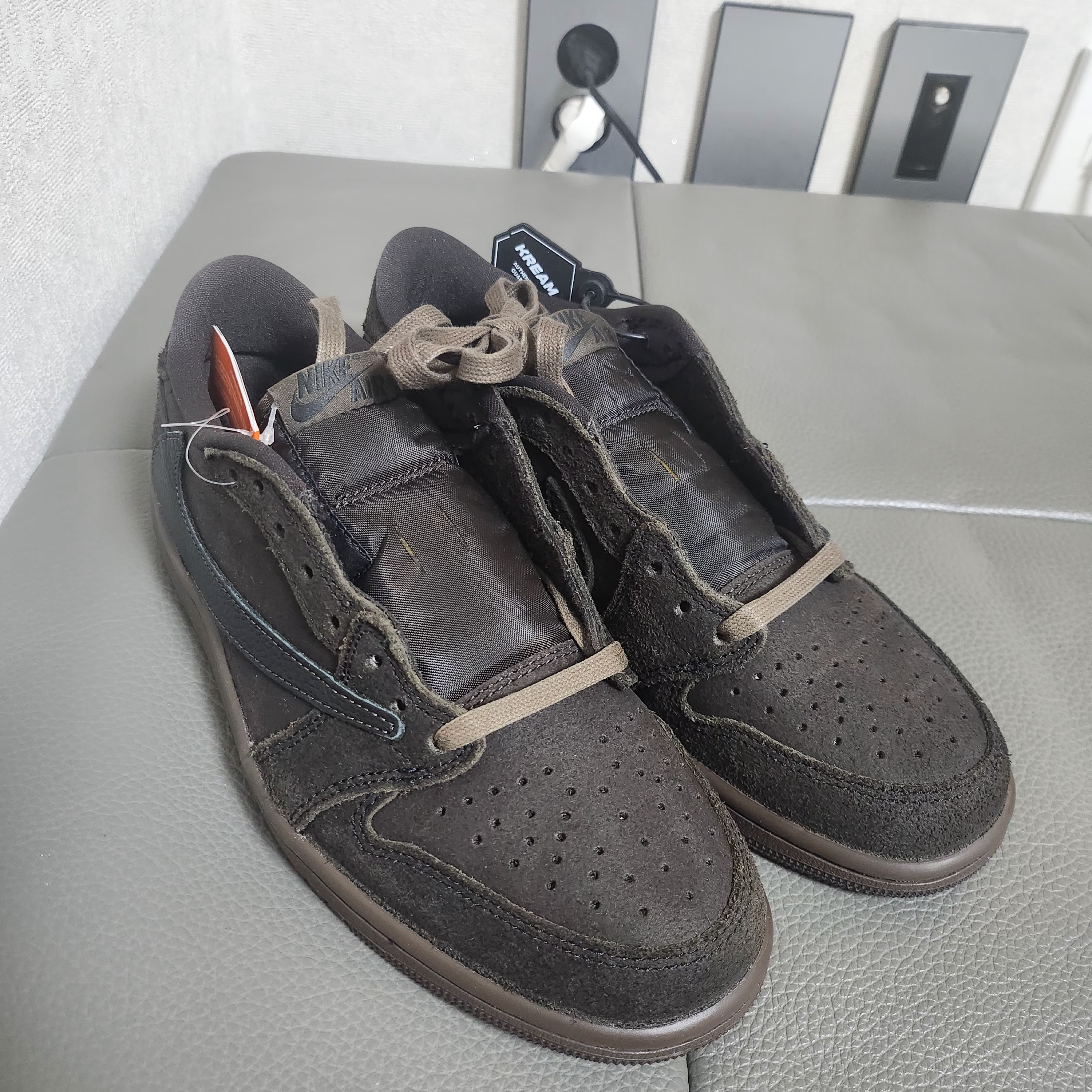 Jordan 1 x Travis Scott Retro Low OG SP Velvet Brown and Dark Mocha 착용 스타일 - 2